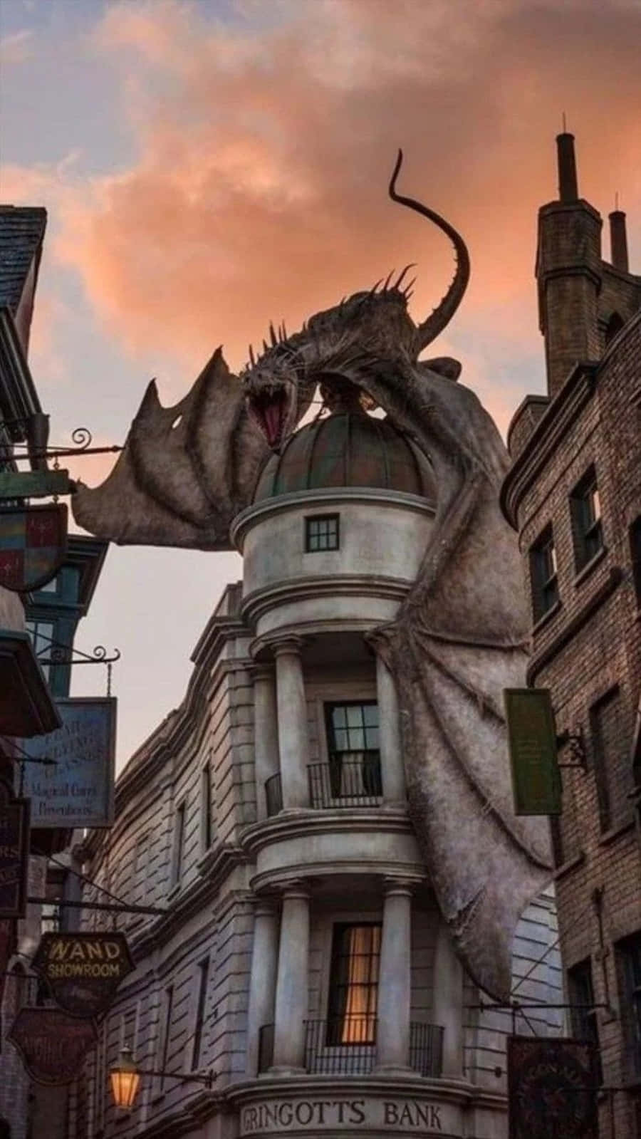 Isang dragon sa ibabaw ng gusali sa isang lungsod Wallpaper