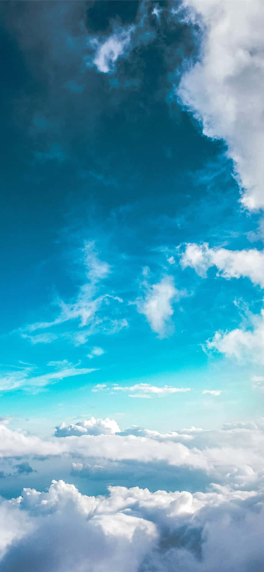 isang eroplano na lumilipad sa ibabaw ng mga ulap Wallpaper