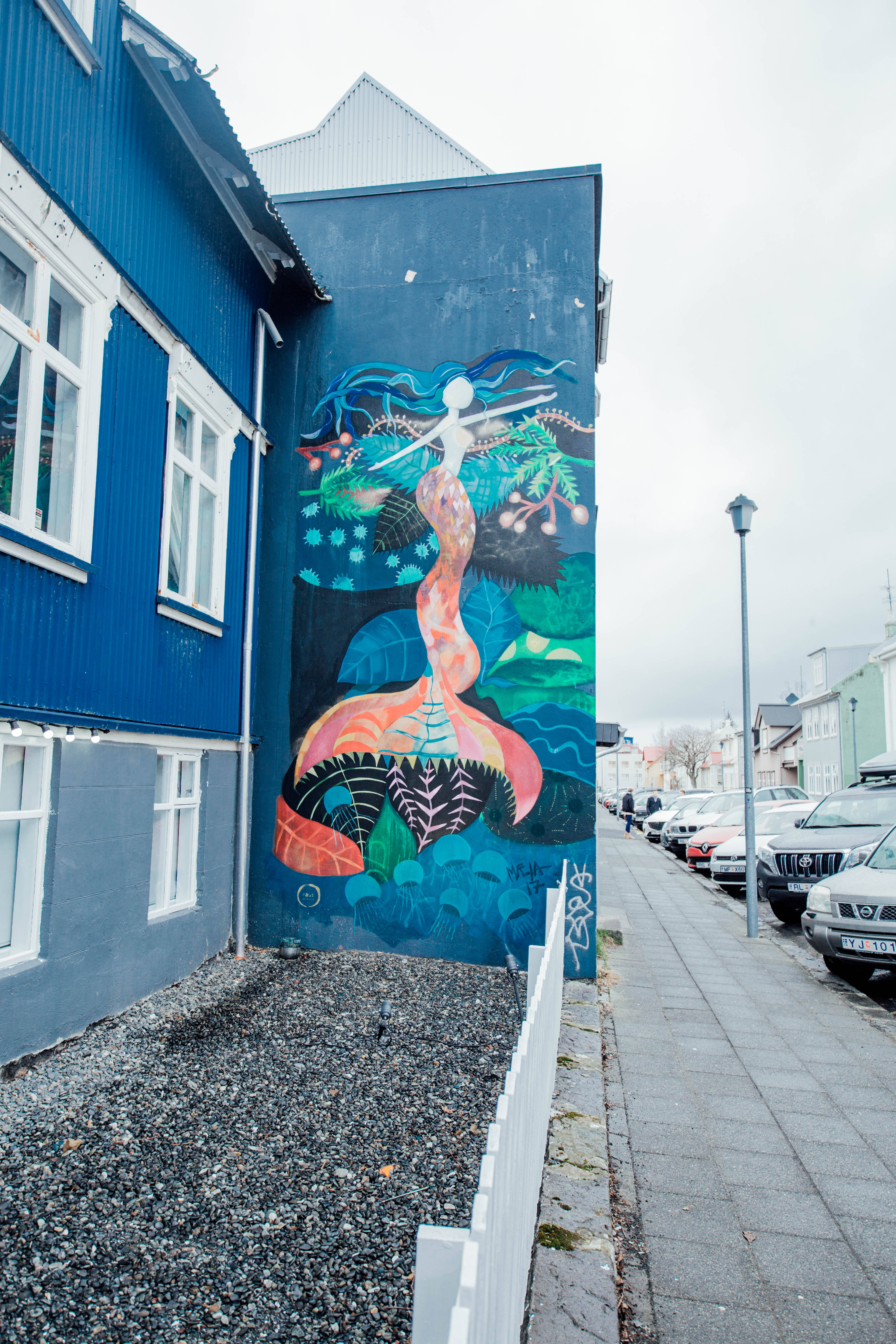 Isang Ethereal na Mural ng Sirena sa Malayong Lugar Wallpaper