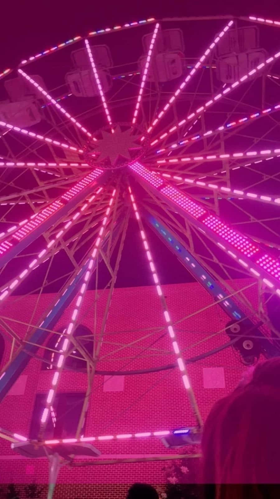 isang ferris wheel na may mga ilaw Wallpaper