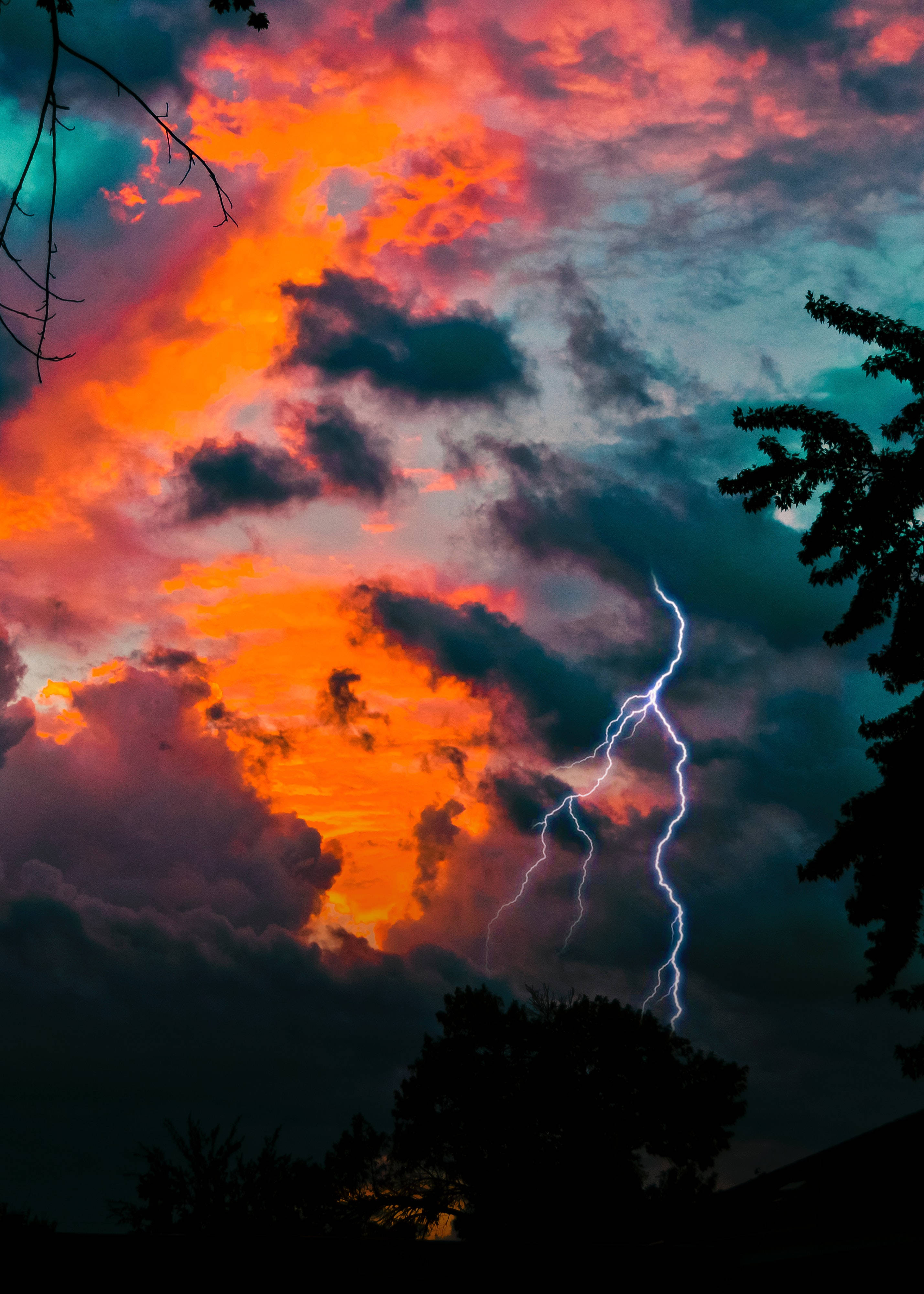 Isang Flash ng Kidlat sa Twilight Sky Wallpaper