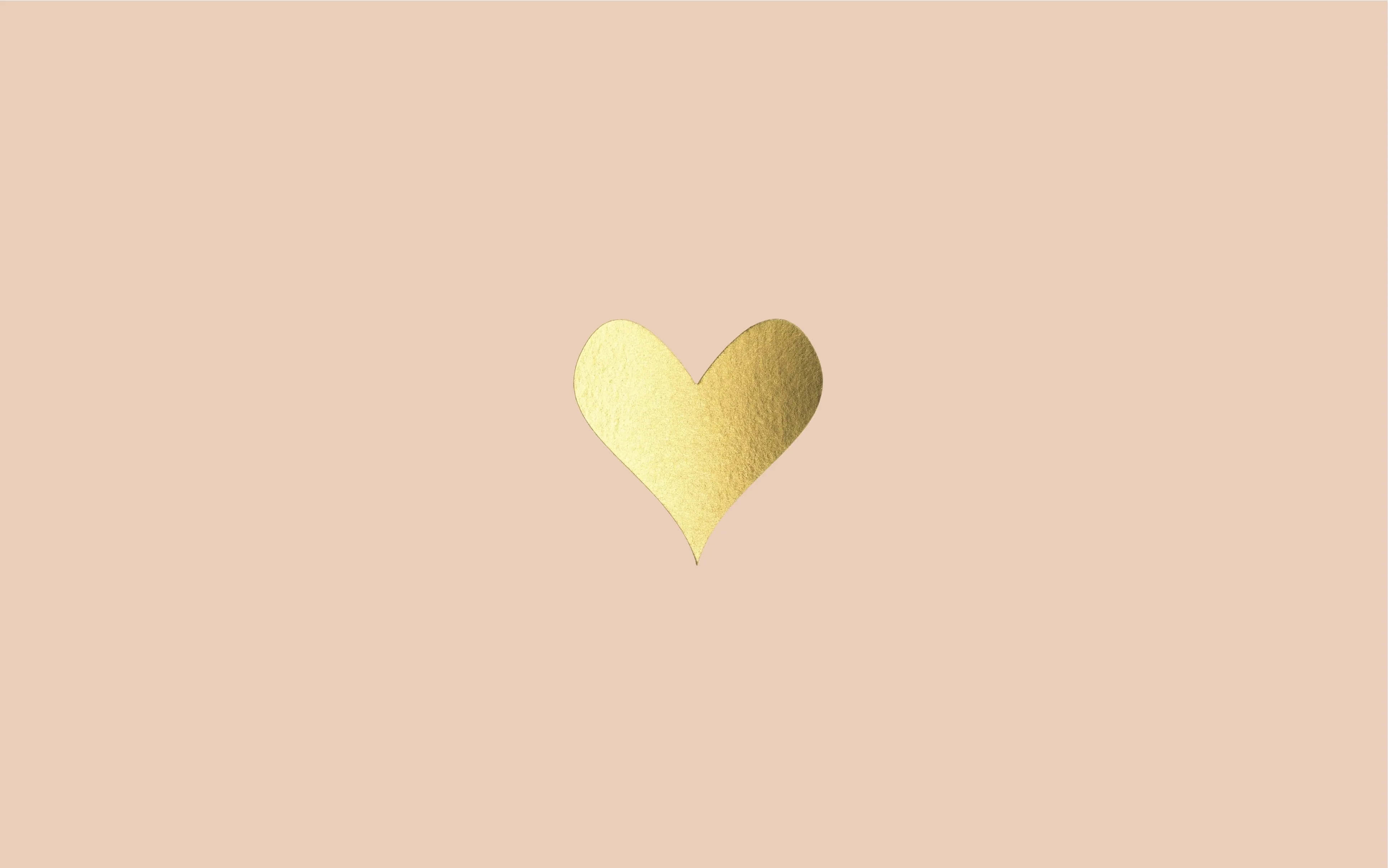 isang gintong puso sa beige na background Wallpaper