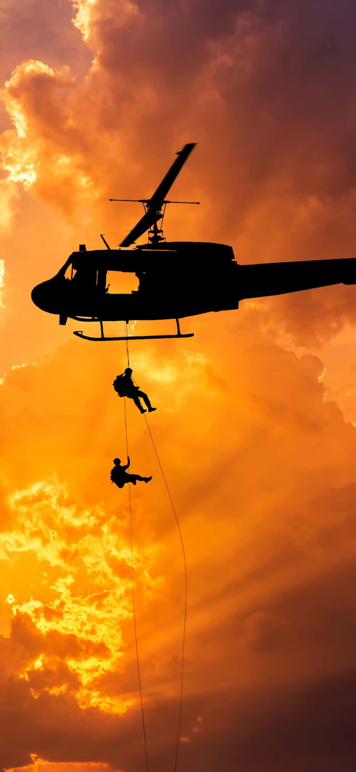 isang helicopter ay lumilipad sa ibabaw ng isang lalaki Wallpaper