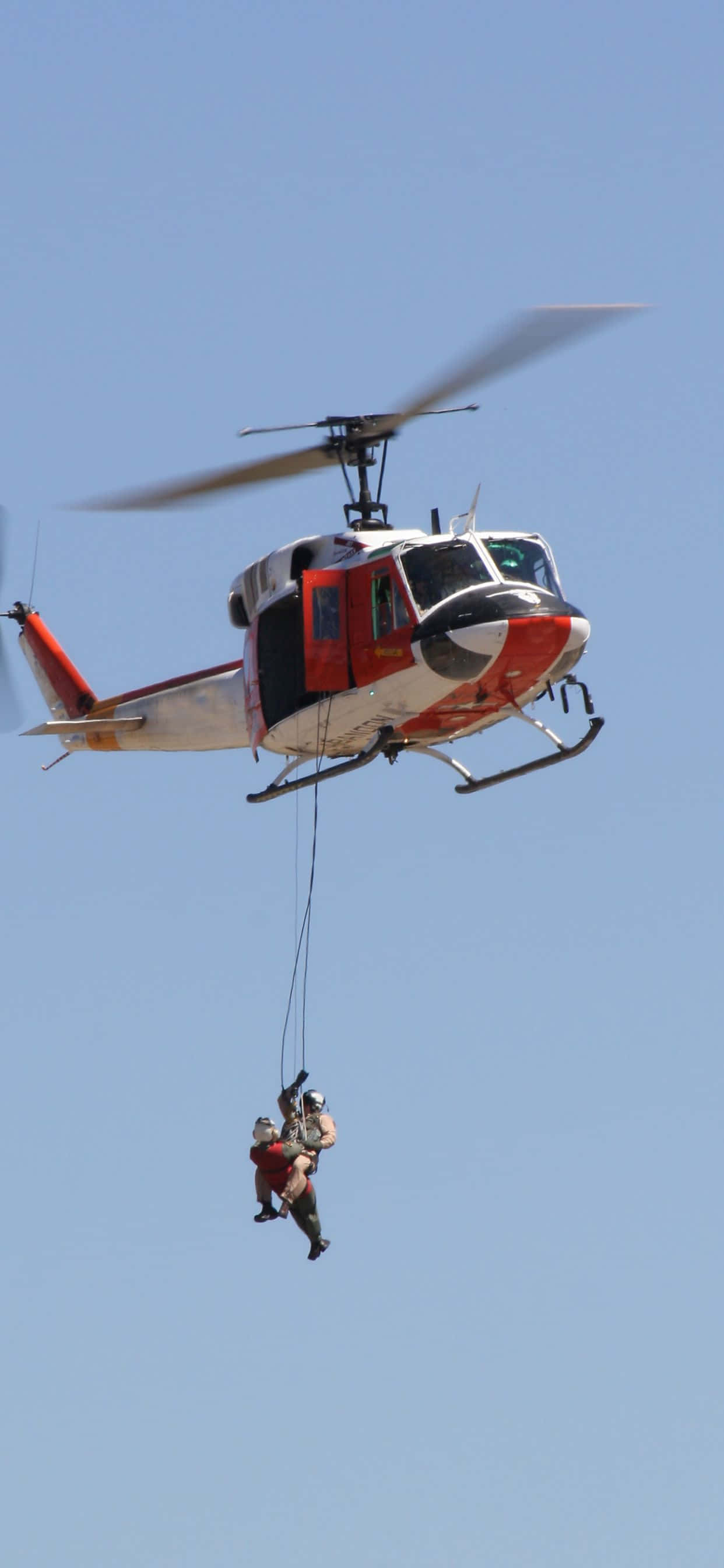 isang helicopter ay lumilipad sa langit Wallpaper