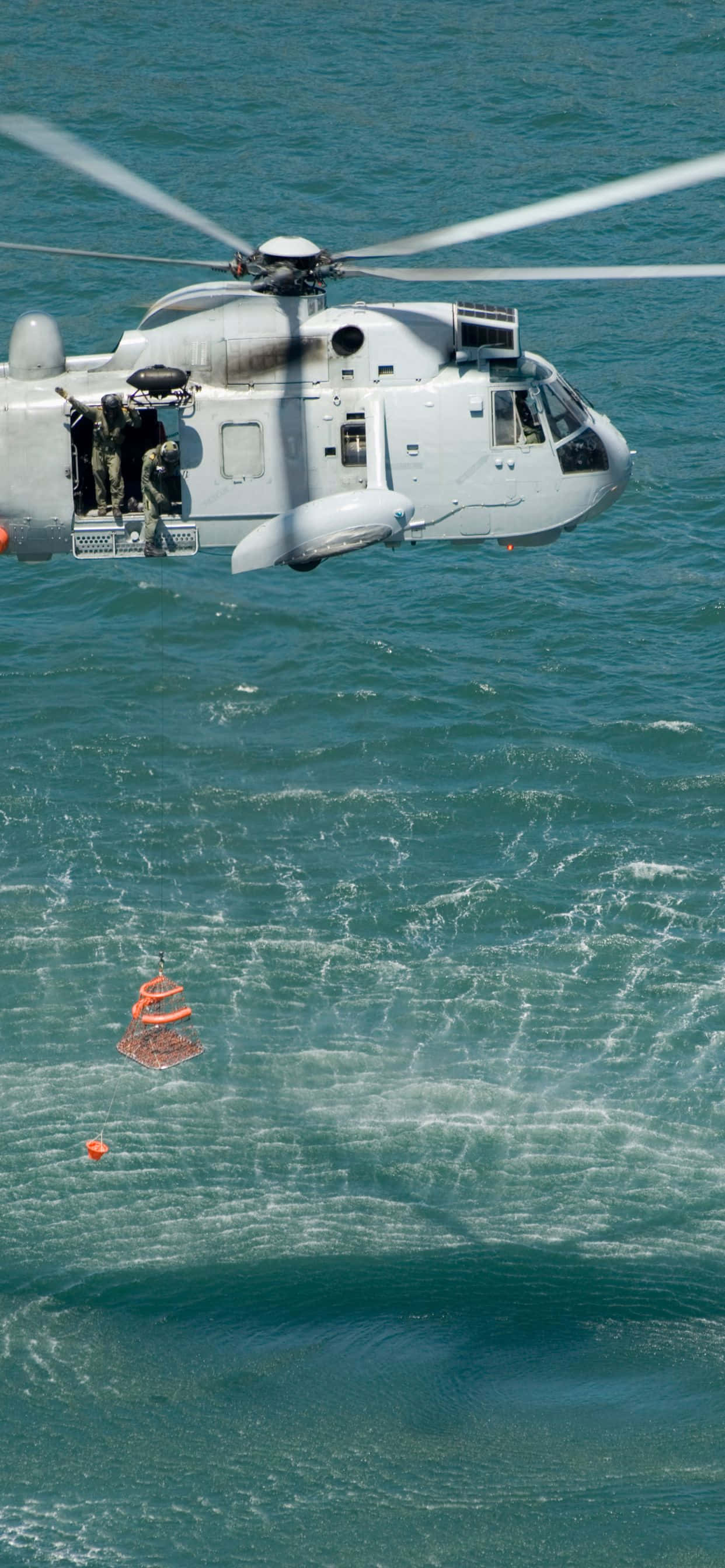 isang helicopter na lumilipad sa ibabaw ng tubig Wallpaper
