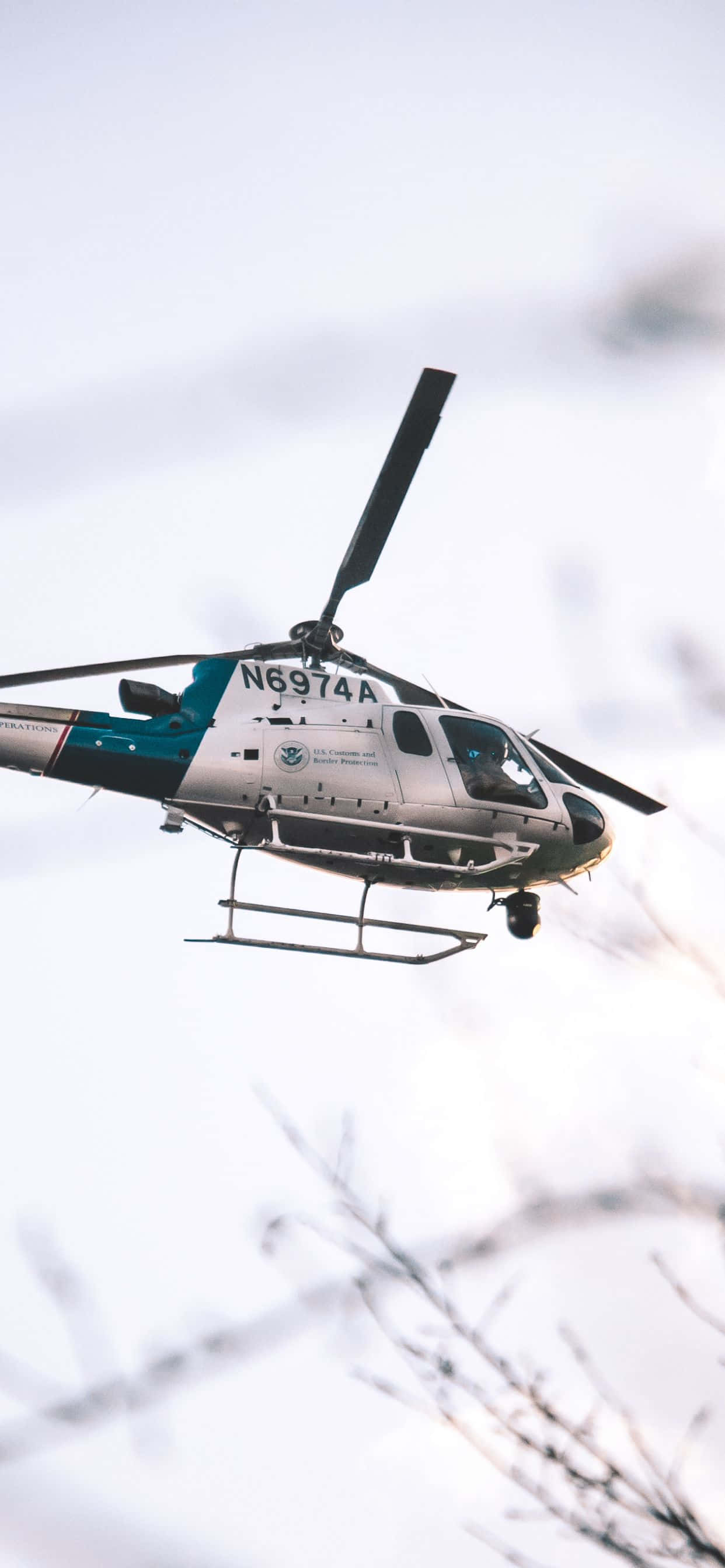 isang helicopter na lumilipad sa langit Wallpaper