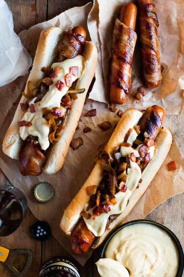 isang hot dog na may mustard at sibuyas Wallpaper