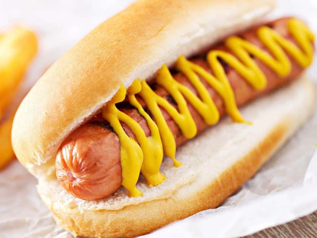 isang hotdog na may mustasa at mustasa Wallpaper