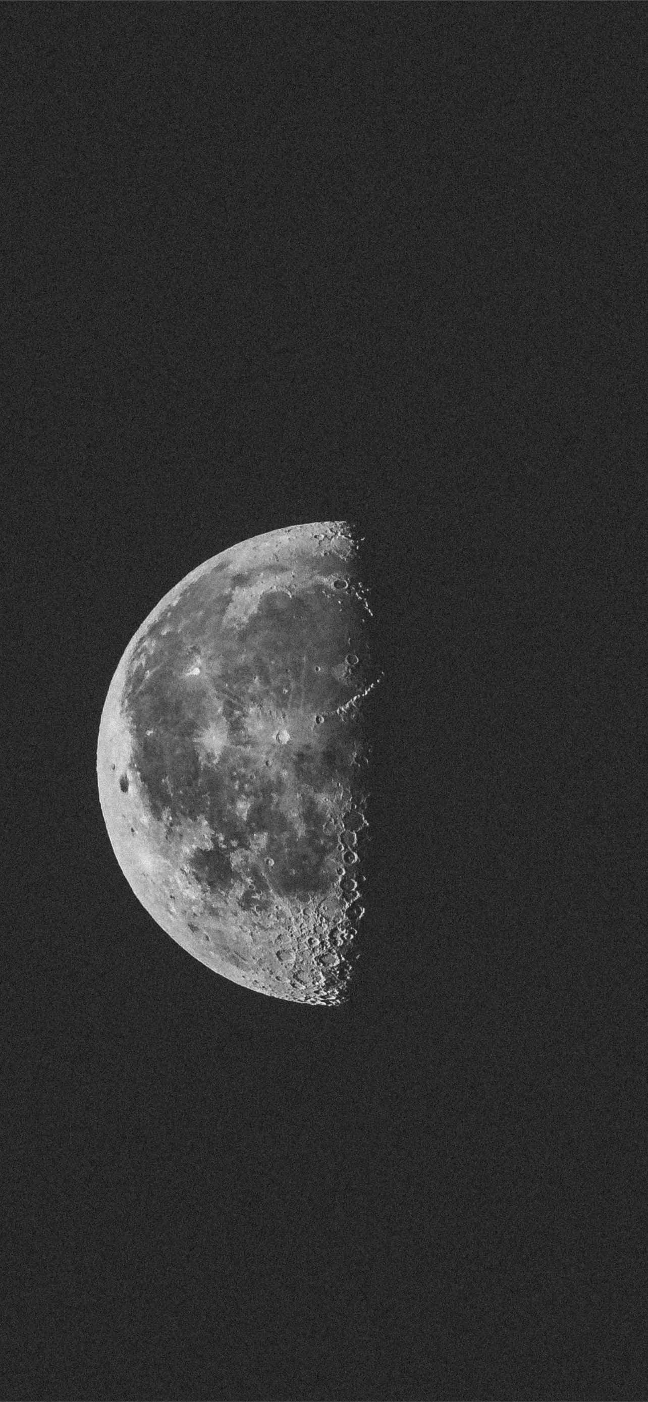 isang itim at puti na larawan ng buwan Wallpaper