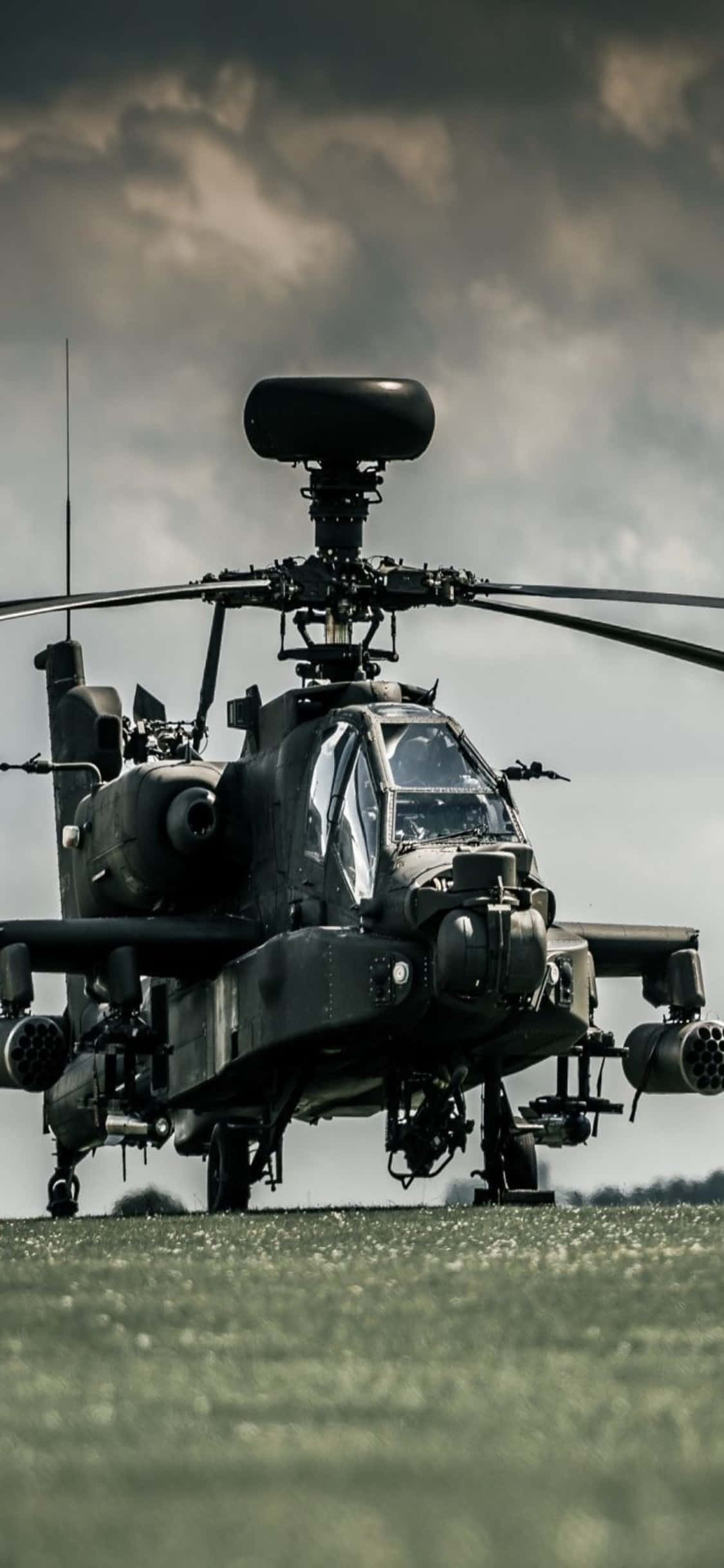 isang itim na military helicopter ay nakaupo sa lupa Wallpaper