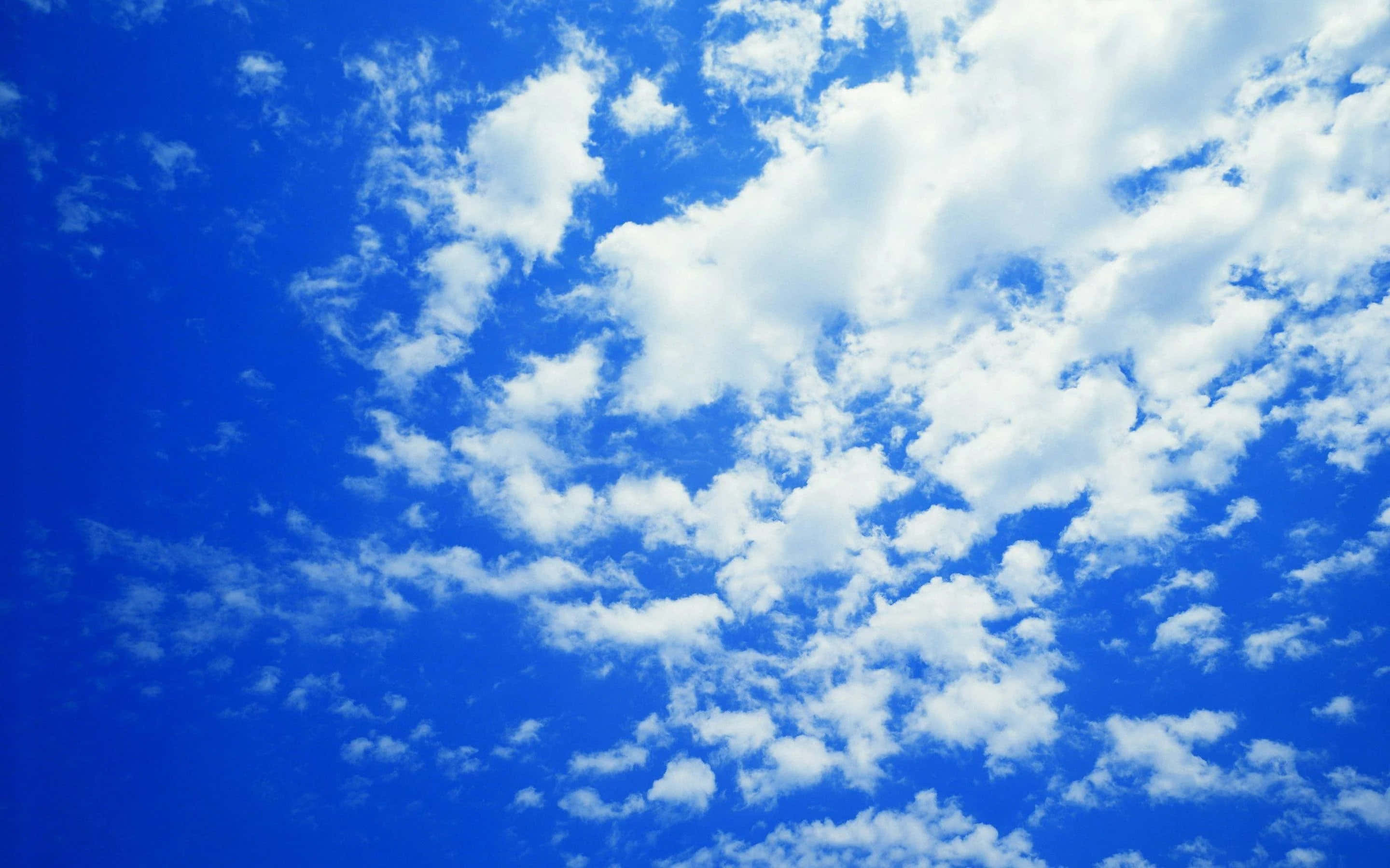 Isang kaakit-akit na asul na langit Wallpaper