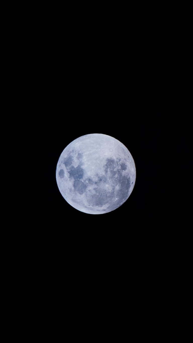 isang kabilugan ng buwan ang makikita sa madilim na kalangitan Wallpaper