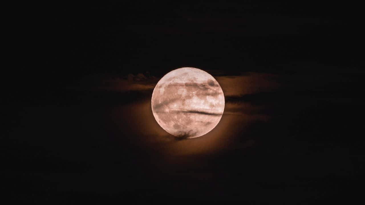 isang kabilugan ng buwan na nakikita sa mga ulap Wallpaper