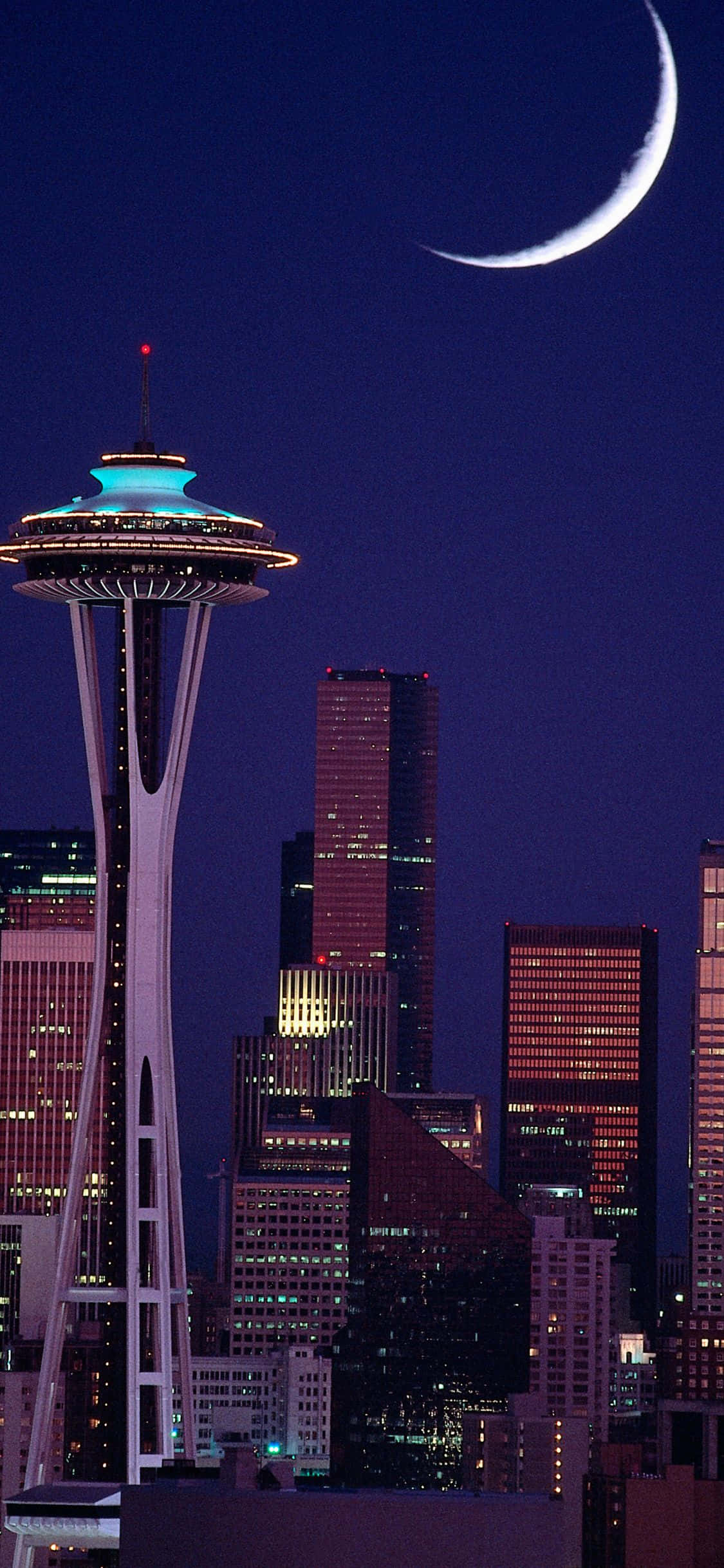 Isang kapanapanabik na tanawin ng skyline ng Seattle mula sa tabing-tubig Wallpaper
