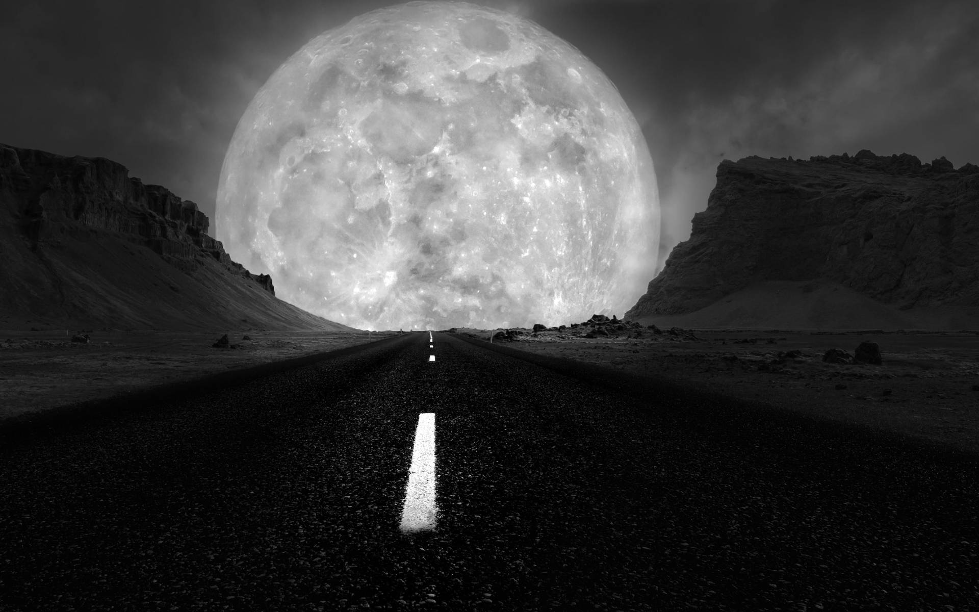 Isang Kapansin-pansing Larawan ng Grayscale Galaxy Moon sa Isang Liblib na Daan Wallpaper