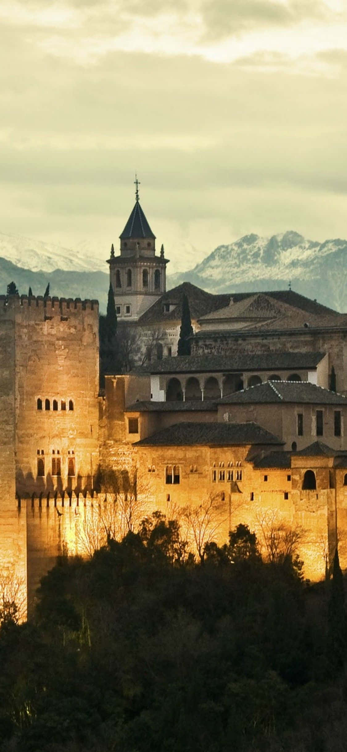 isang kastilyo ay nailawan sa gabi sa granada Wallpaper