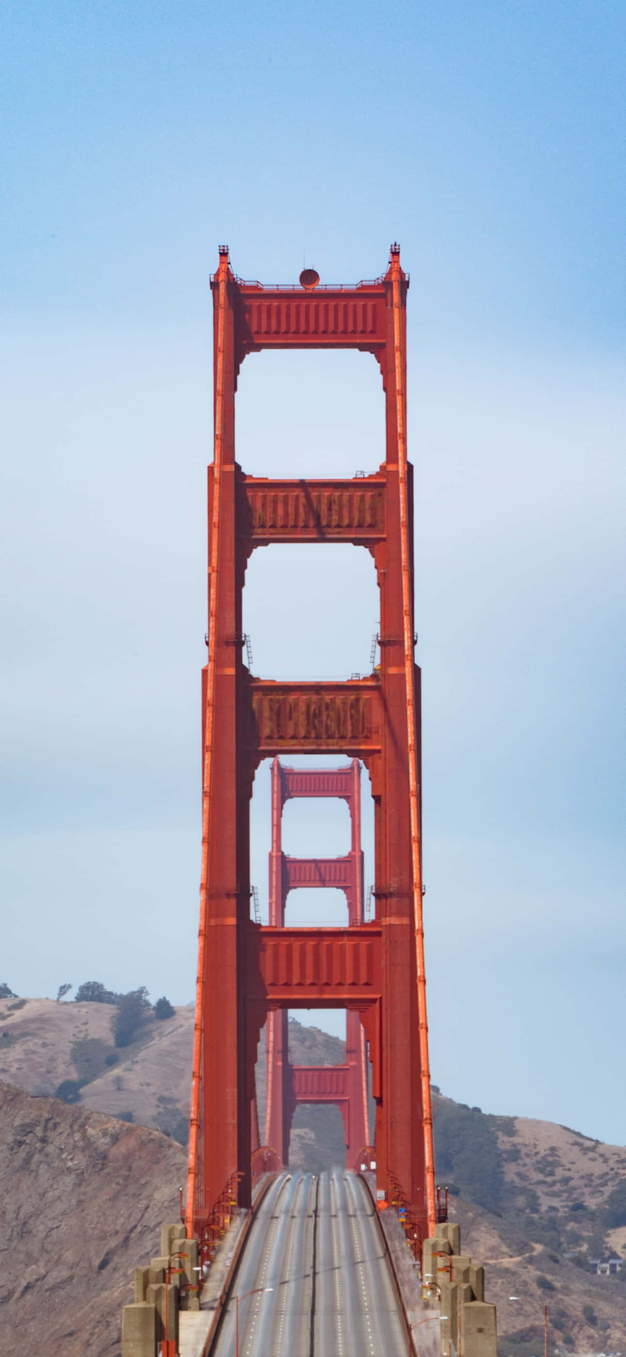 isang lalaki ang nagmamaneho sa kabila ng golden gate bridge Wallpaper