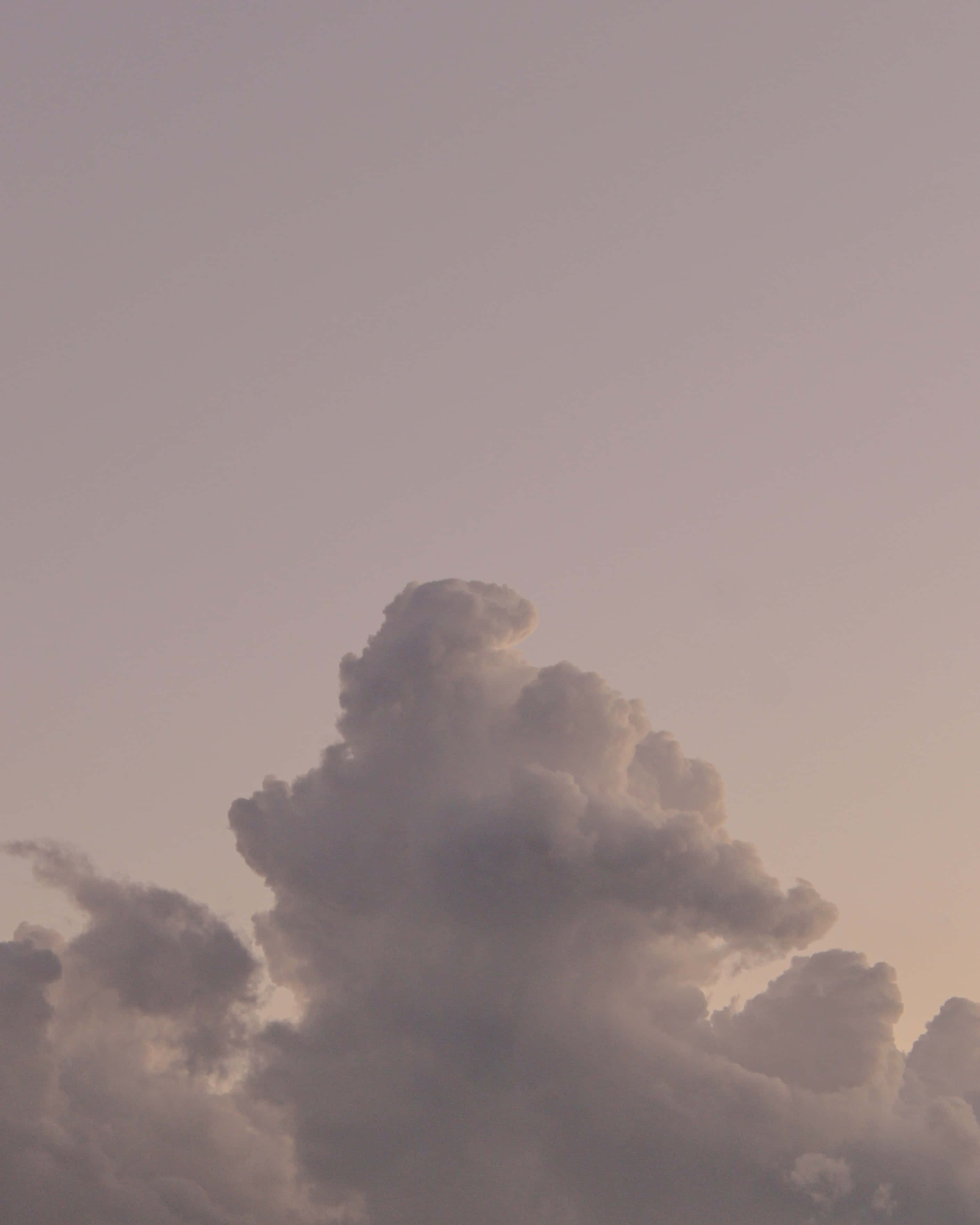 isang lalaki ay nagpapalipad ng saranggola sa langit Wallpaper