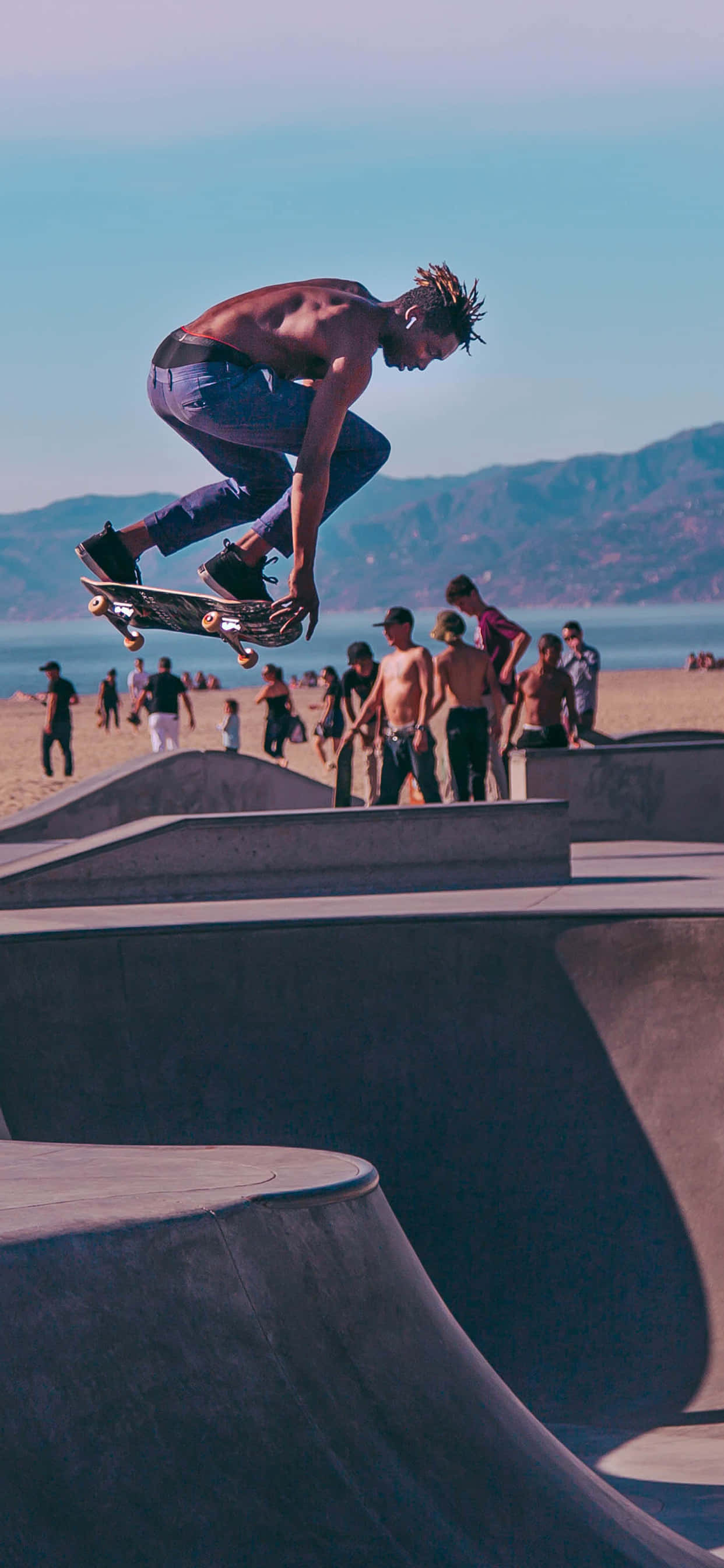 Isang lalaki na gumagawa ng trick sa skateboard Wallpaper