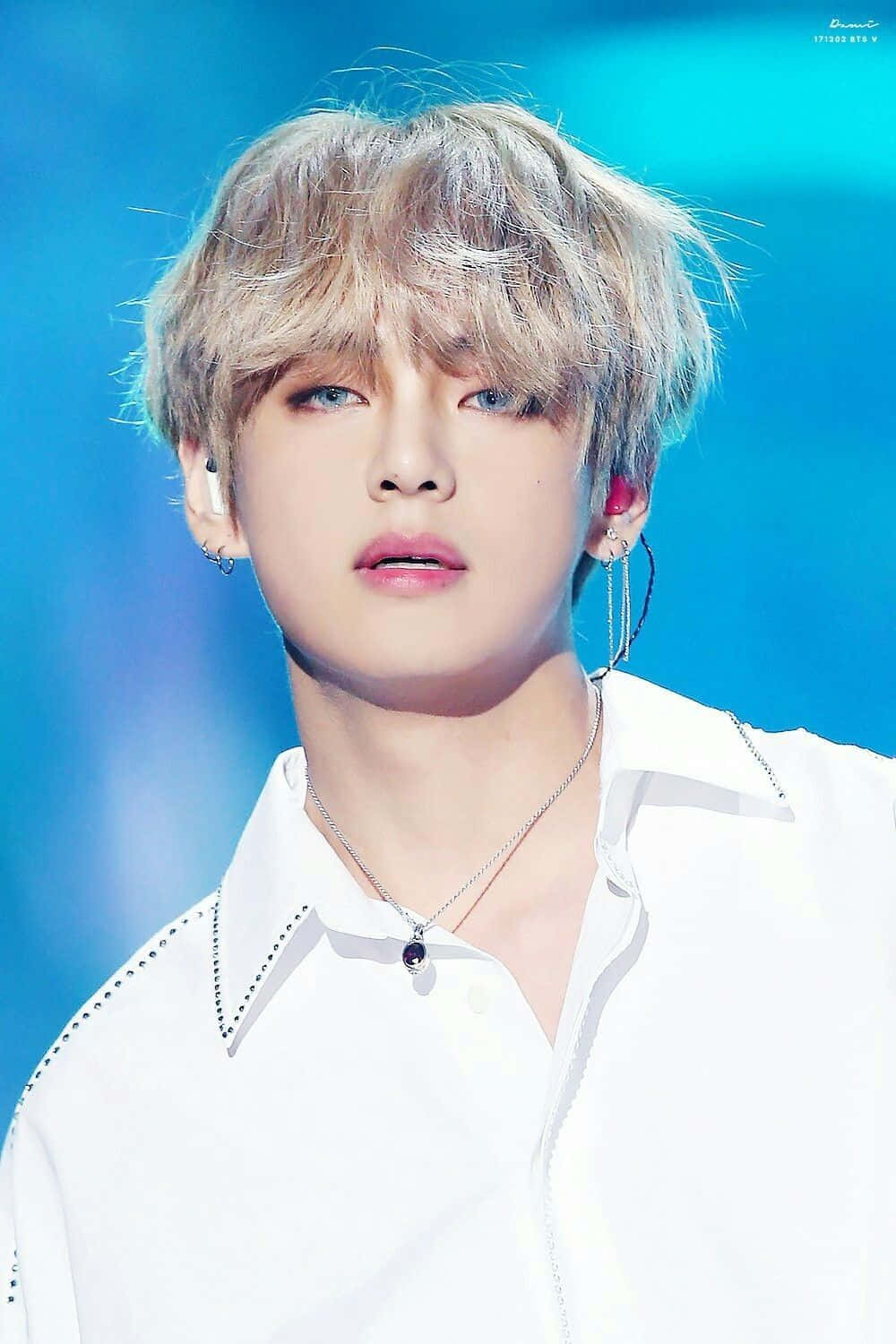 isang lalaking nakasuot ng puting damit at may earphone Wallpaper