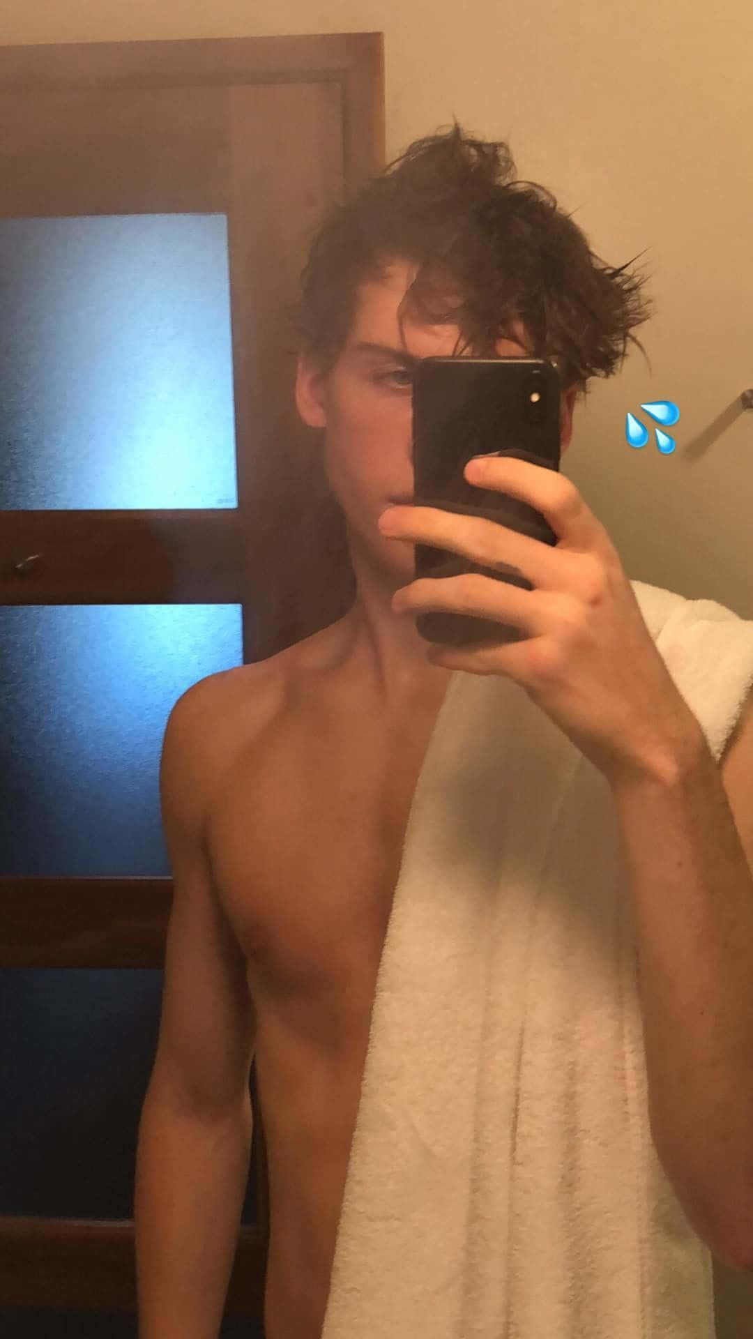 isang lalaking walang damit na nagse-selfie sa banyo Wallpaper