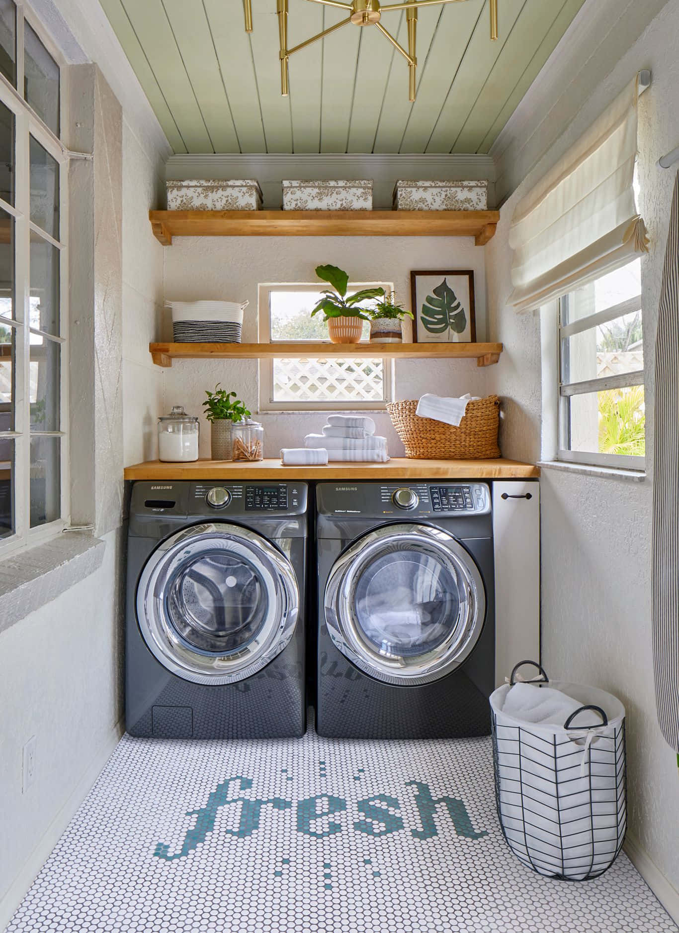 isang laundry room na may washer at dryer Wallpaper