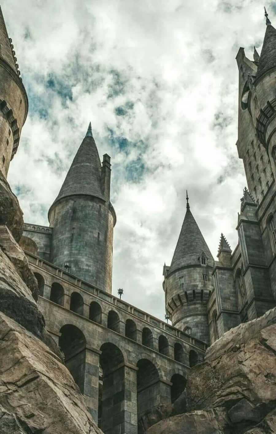 Isang mag-aaral ng Hogwarts na ginalugad ang mundo ng mahika Wallpaper