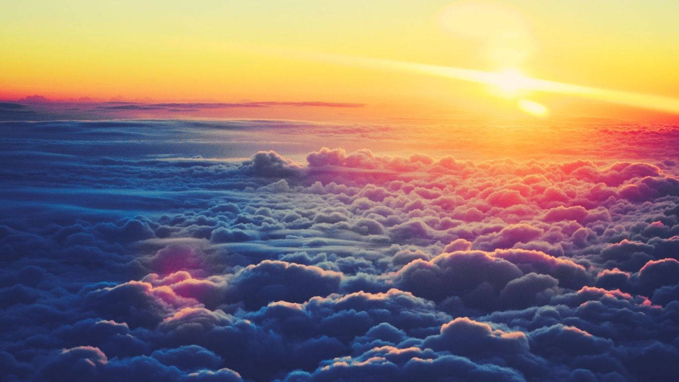 Isang magagandang umaga na may araw sa itaas ng mga ulap Wallpaper