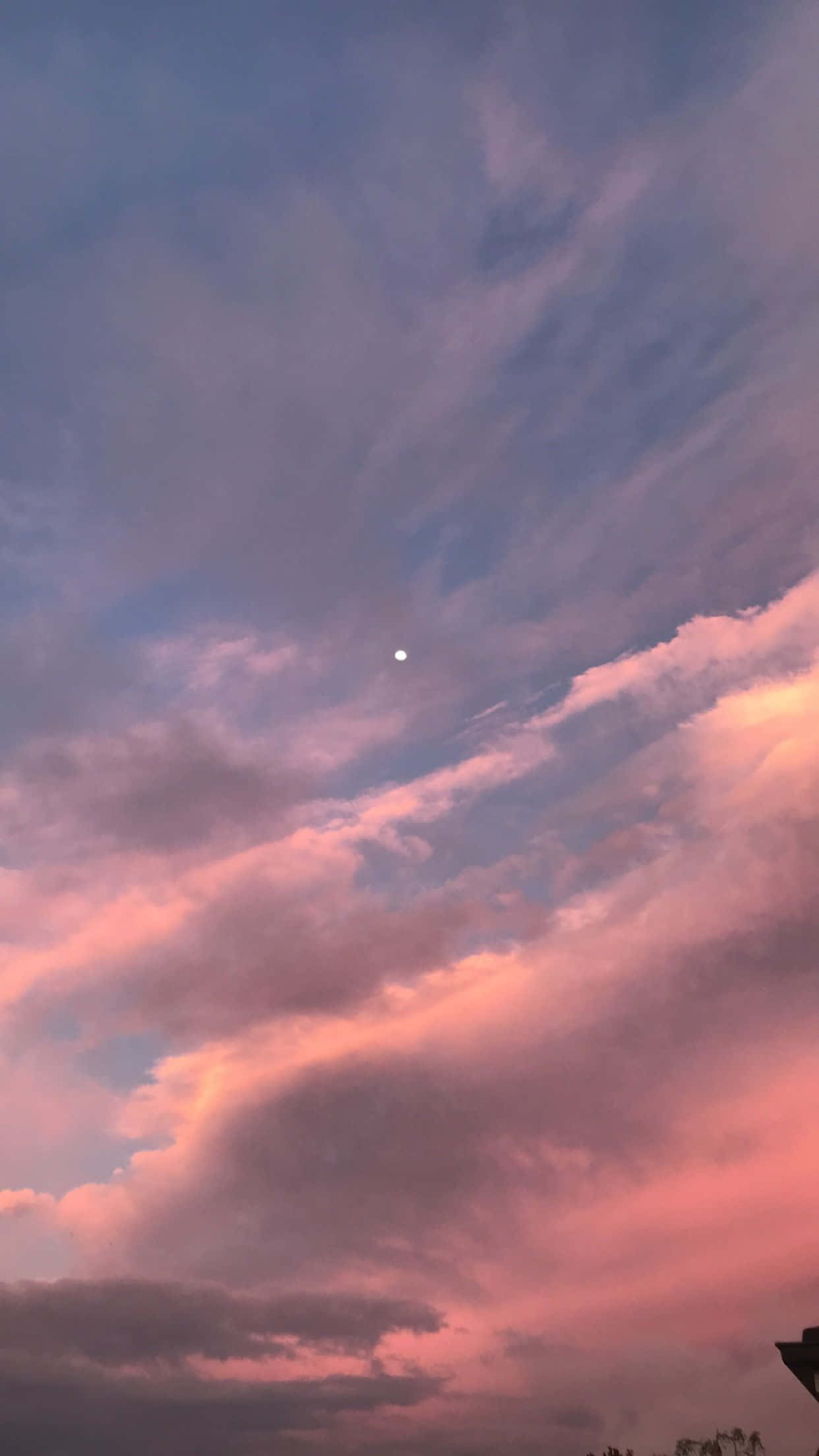 "Isang magandang halo ng asul at lila sa isang nakakabighang aesthetic na langit" Wallpaper