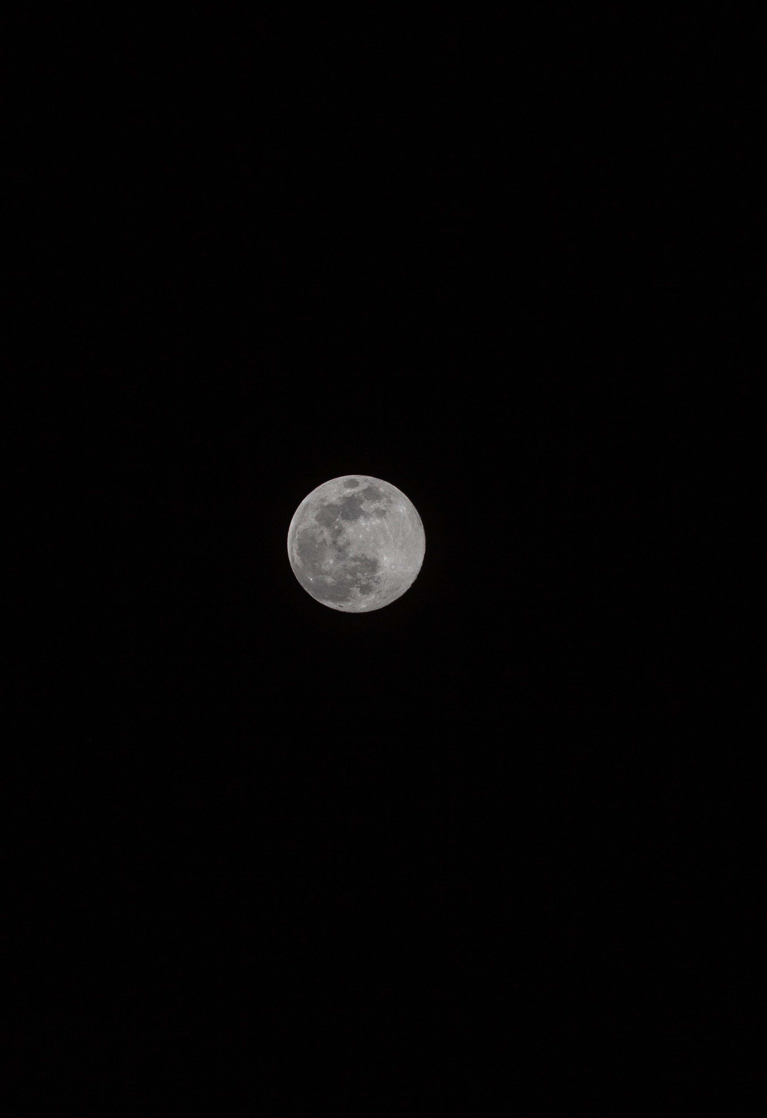 Isang magandang full moon sa kalangitan sa gabi Wallpaper