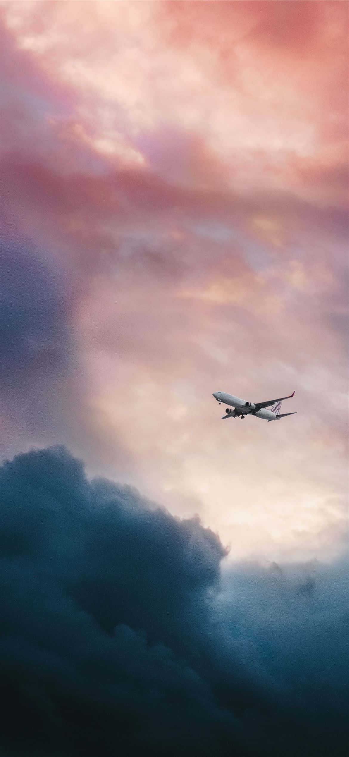 isang magandang pagsikat ng araw sa ibabaw ng isang komersyal na eroplano sa paglipad. Wallpaper