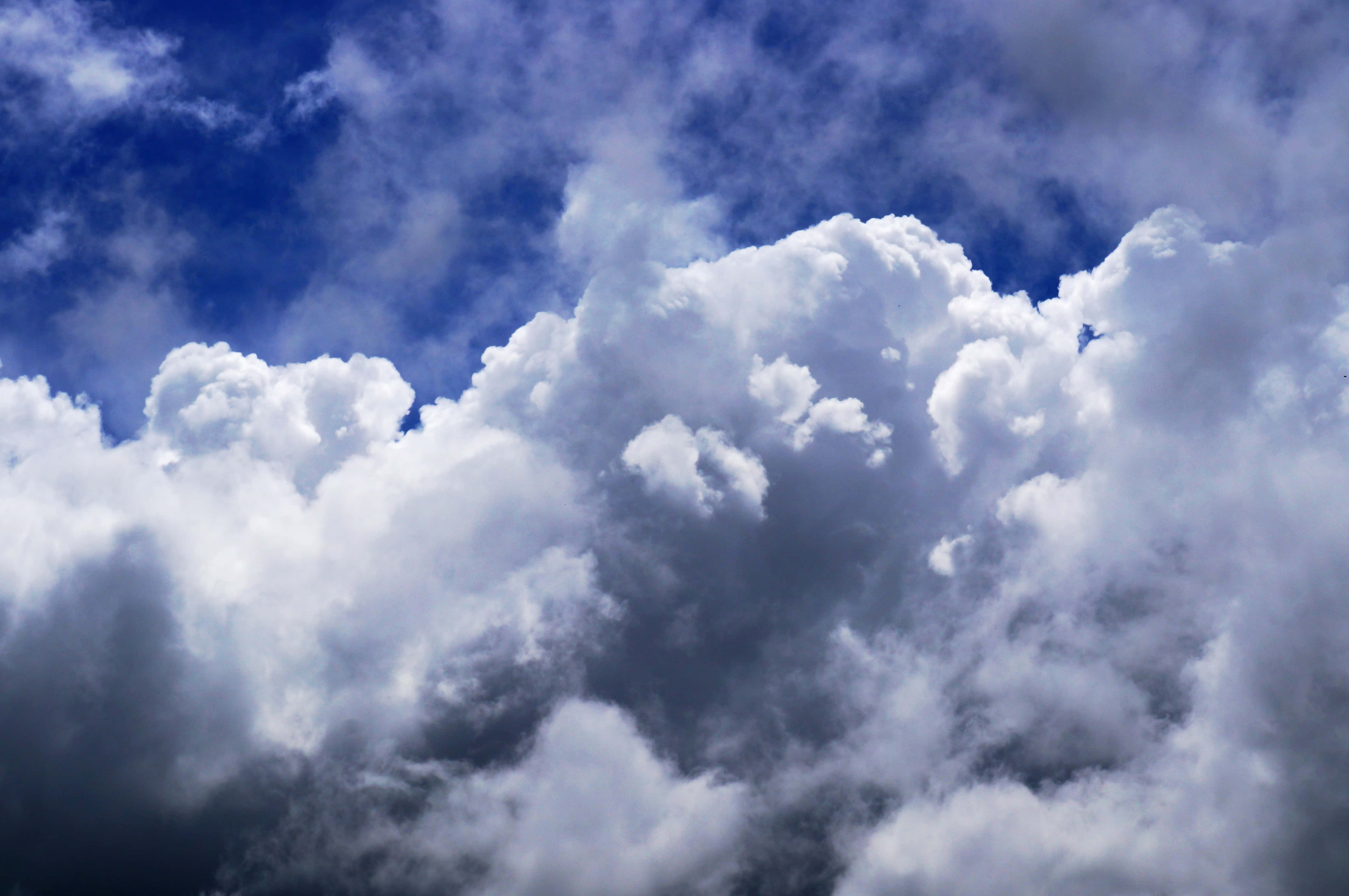 Isang magandang malinaw na araw na may maliwanag na asul na langit. Wallpaper