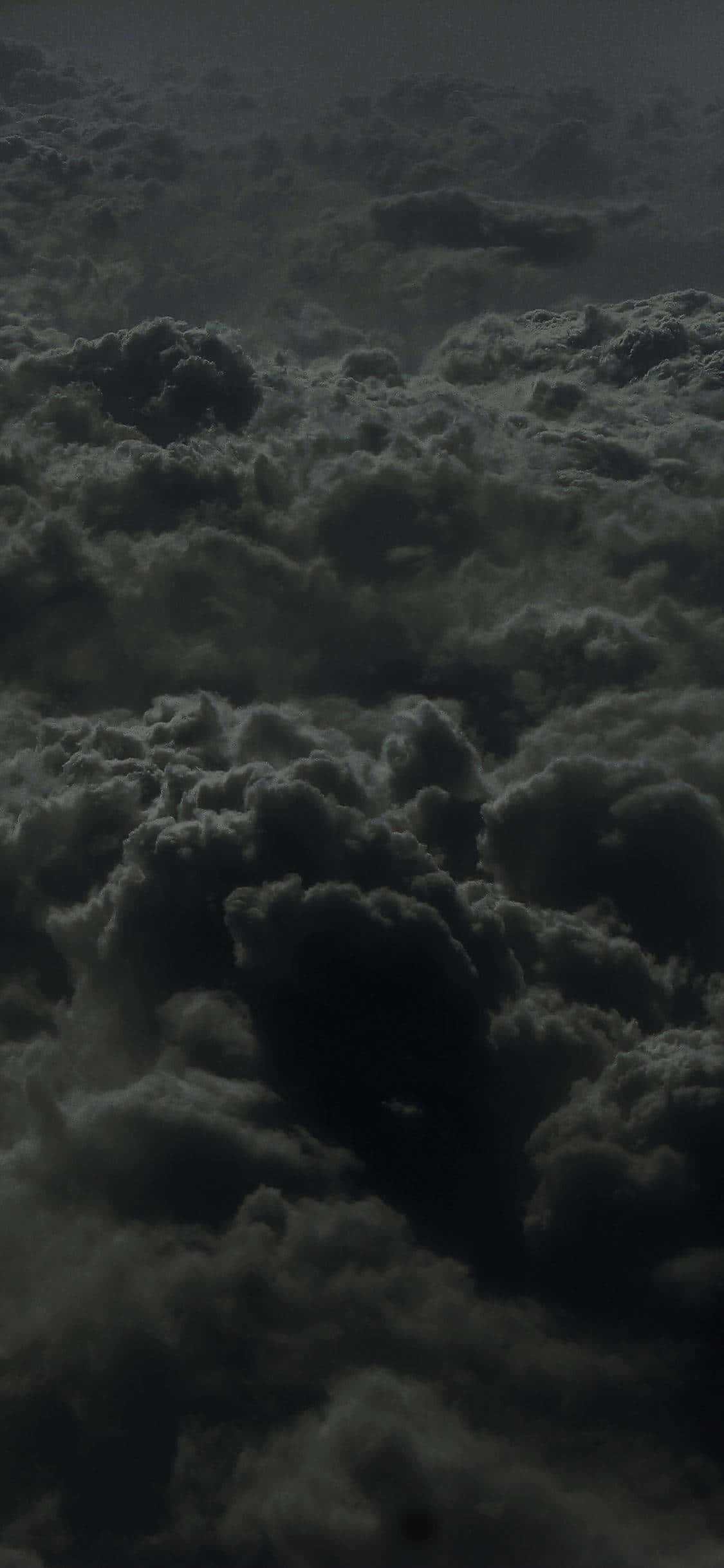 Isang magandang tanawin ng isang maulap na langit sa paglubog ng araw. Wallpaper
