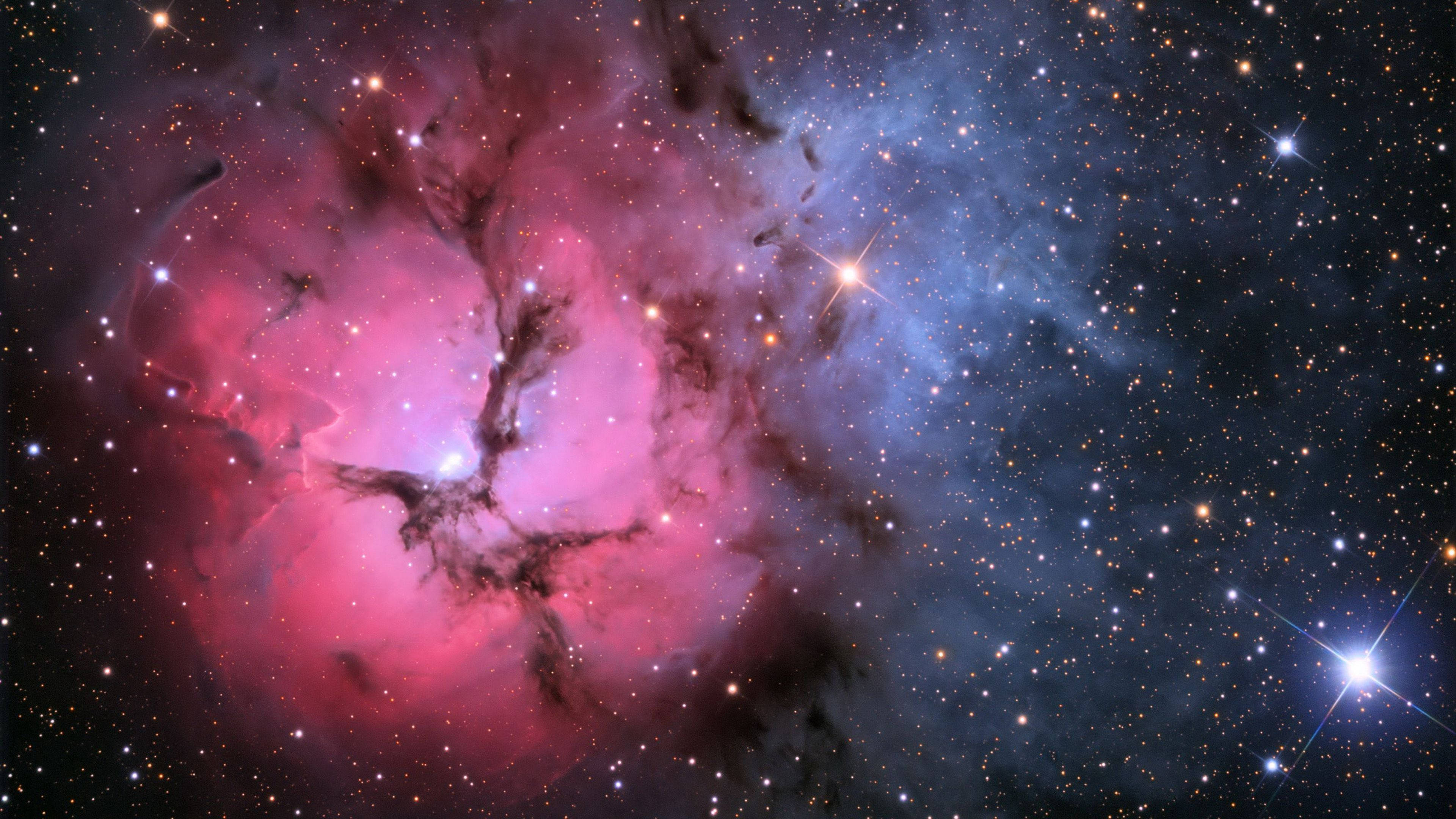 Isang magandang tanawin ng isang pink at purple na galaxy Wallpaper