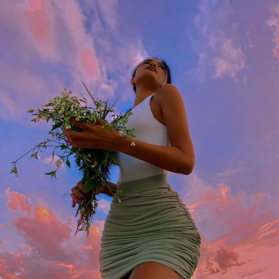 Isang magandang aesthetic na dalagang nakatingin sa paglubog ng araw Wallpaper