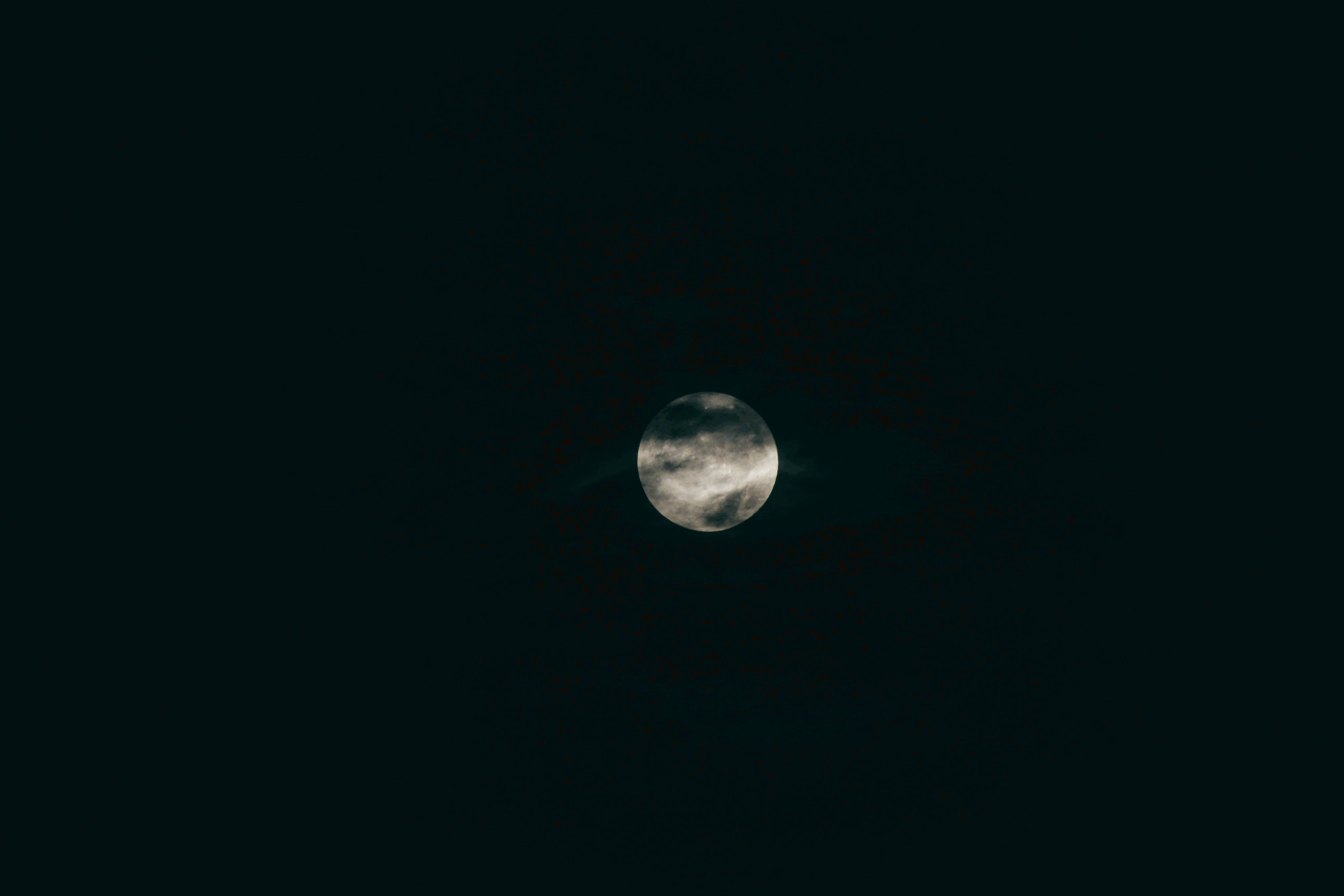 Isang mahiwaga at kapansin-pansing tanawin - ang kabilugan ng buwan Wallpaper
