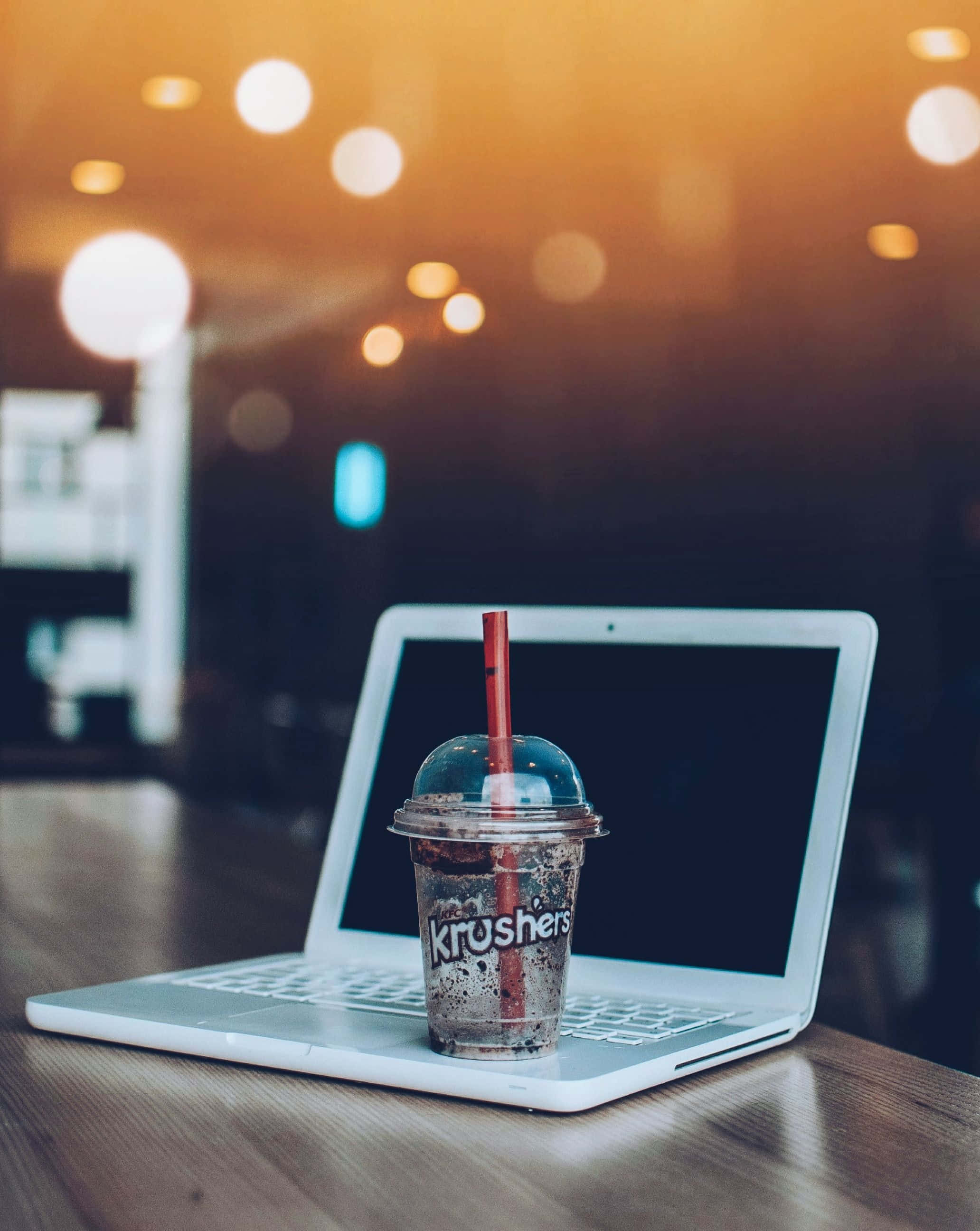 Isang makinis, kapansin-pansin at aesthetic na laptop para sa lahat ng iyong pangangailangan. Wallpaper