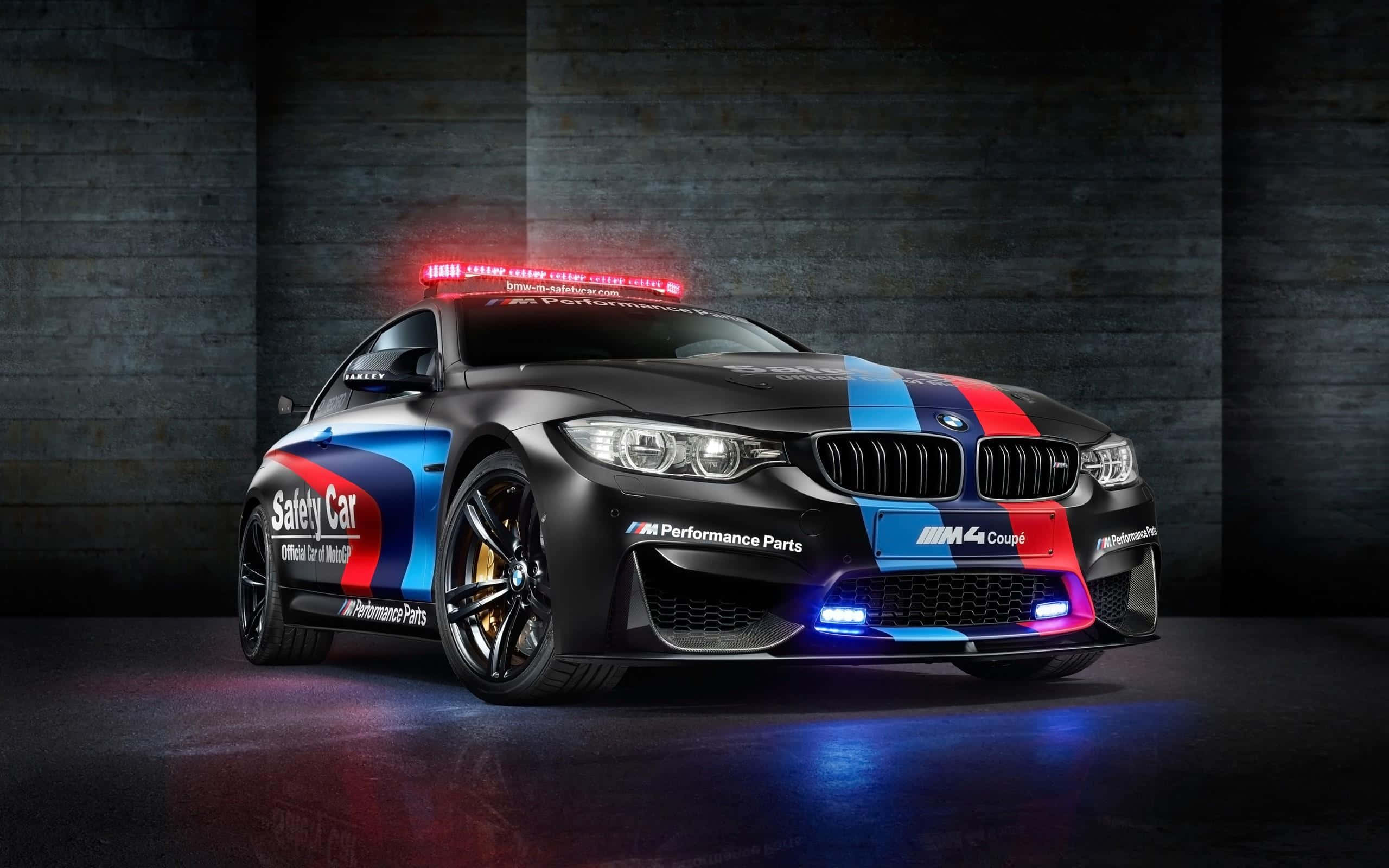 Isang Makinis na Safety Car na Namumuno sa Karera sa Isang Magandang Araw Wallpaper