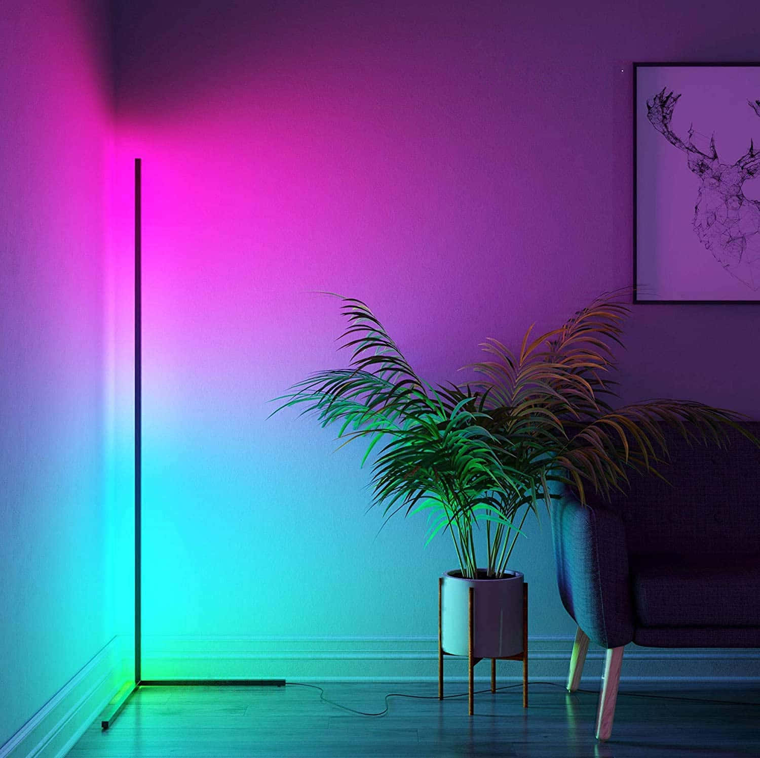 isang makulay na floor lamp sa isang silid na may sopa Wallpaper