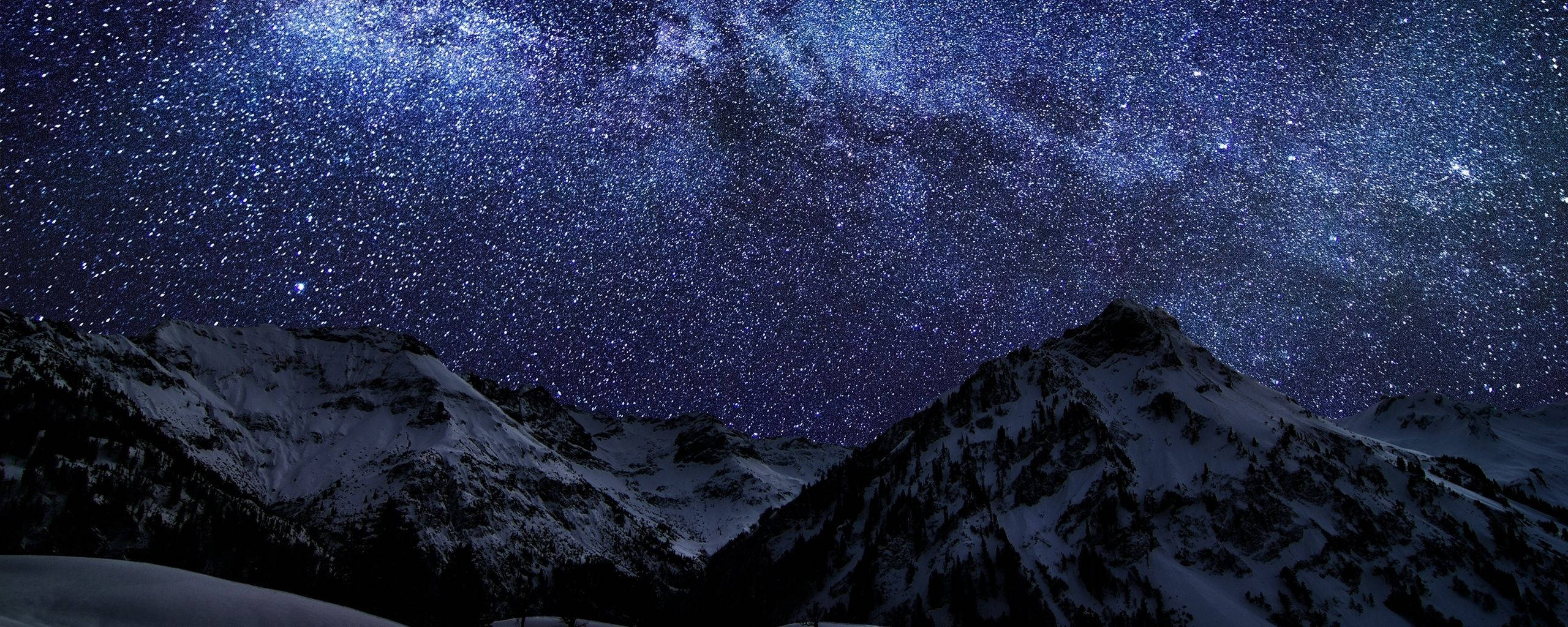 Isang Makulay na Gabi sa Kabundukan Wallpaper