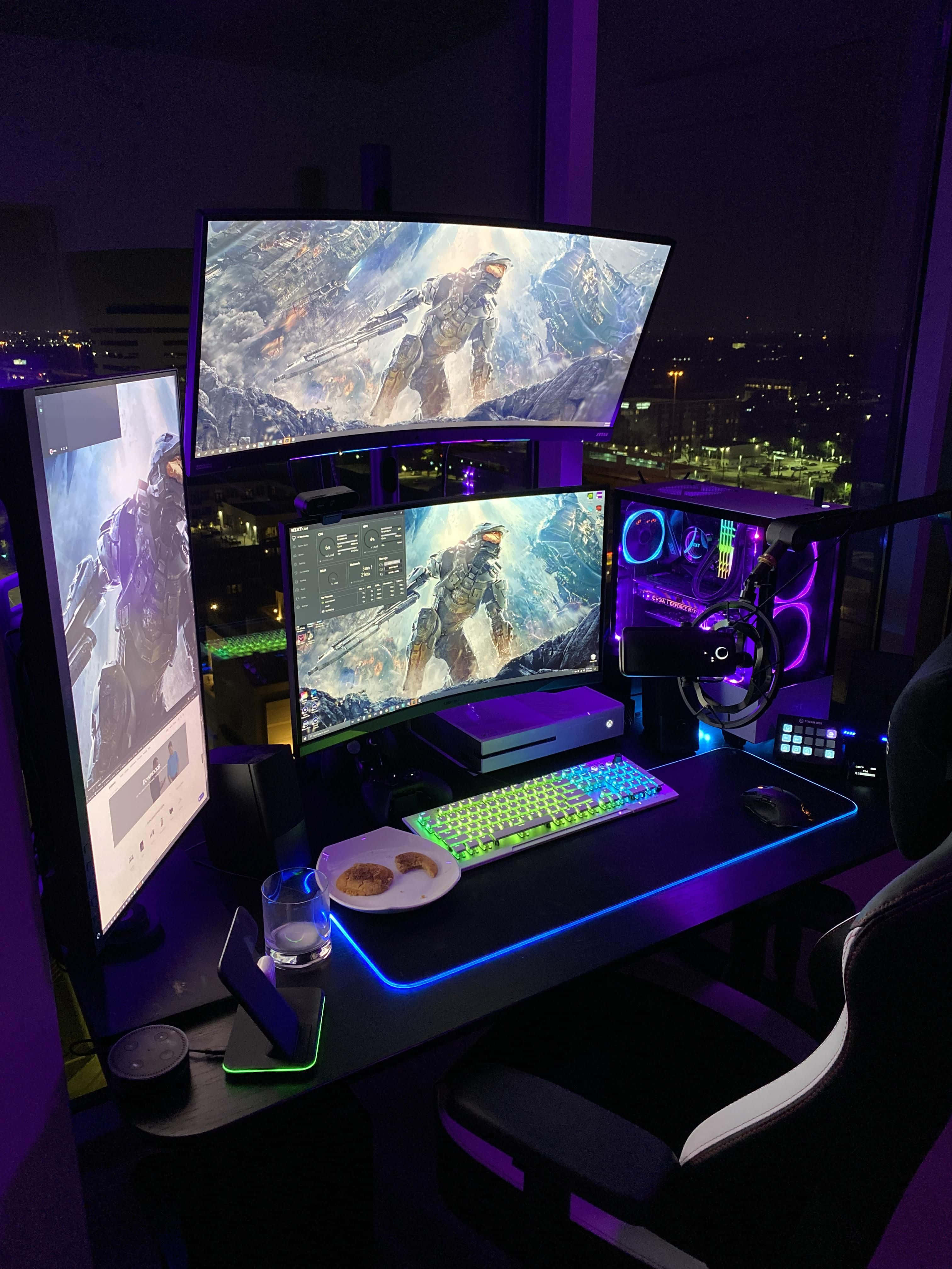 Isang malakas na gaming PC setup na may graphics card at triple monitors. Wallpaper