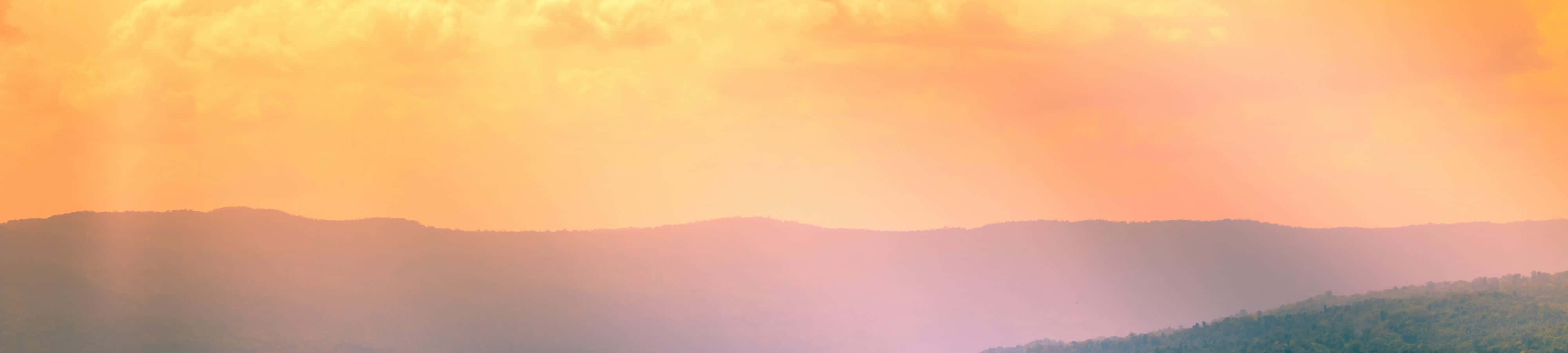 Isang Malinaw na Asul na Langit na Nasasalamin sa mga Kumikislap na Lawa sa Alps Wallpaper