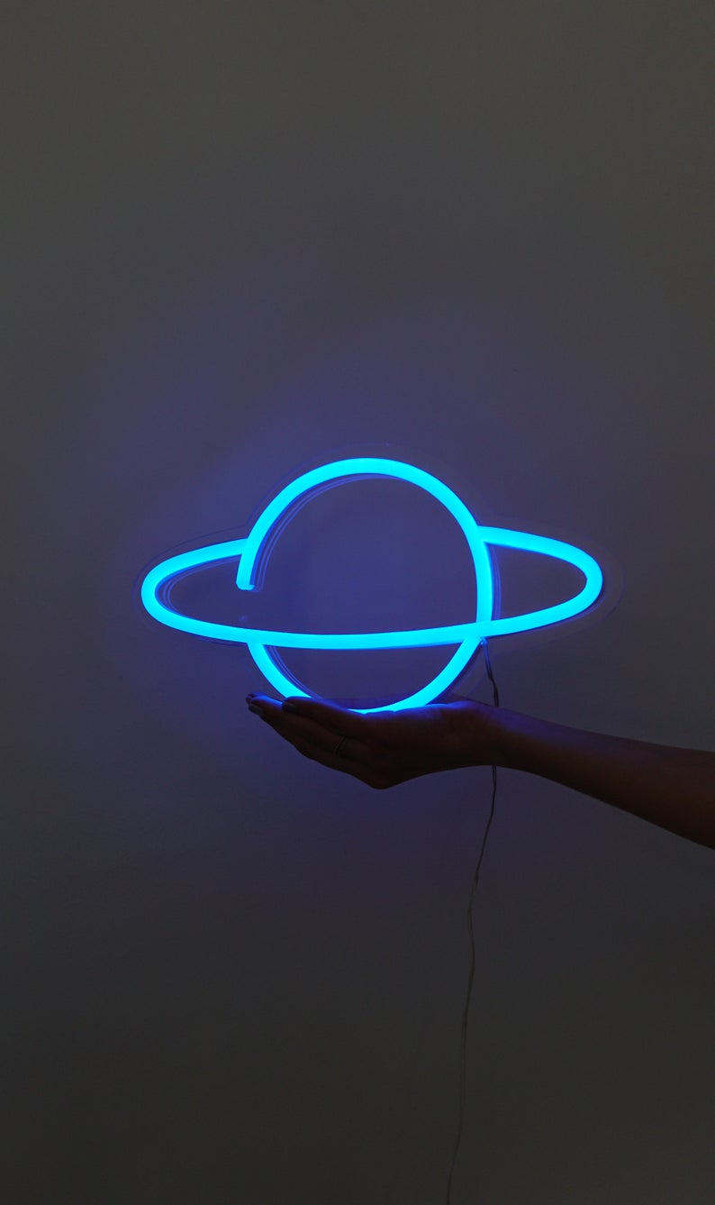 Isang maliwanag na neon asul na kalangitan sa gabi. Wallpaper