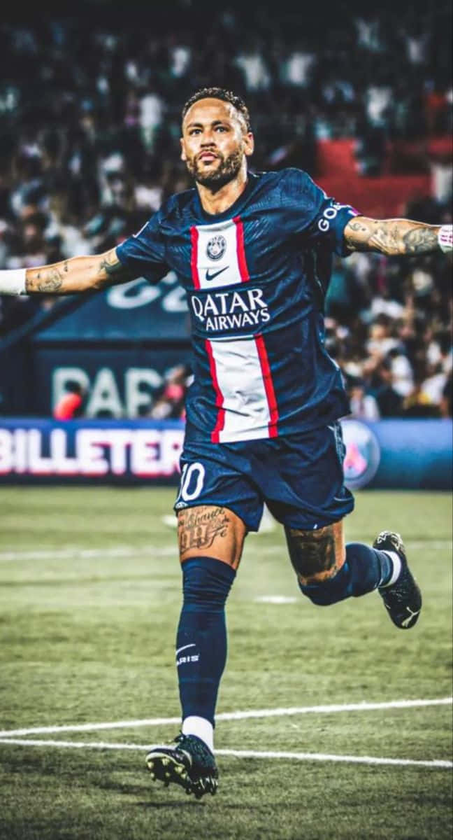 isang manlalaro ng soccer na tumatakbo sa field Wallpaper