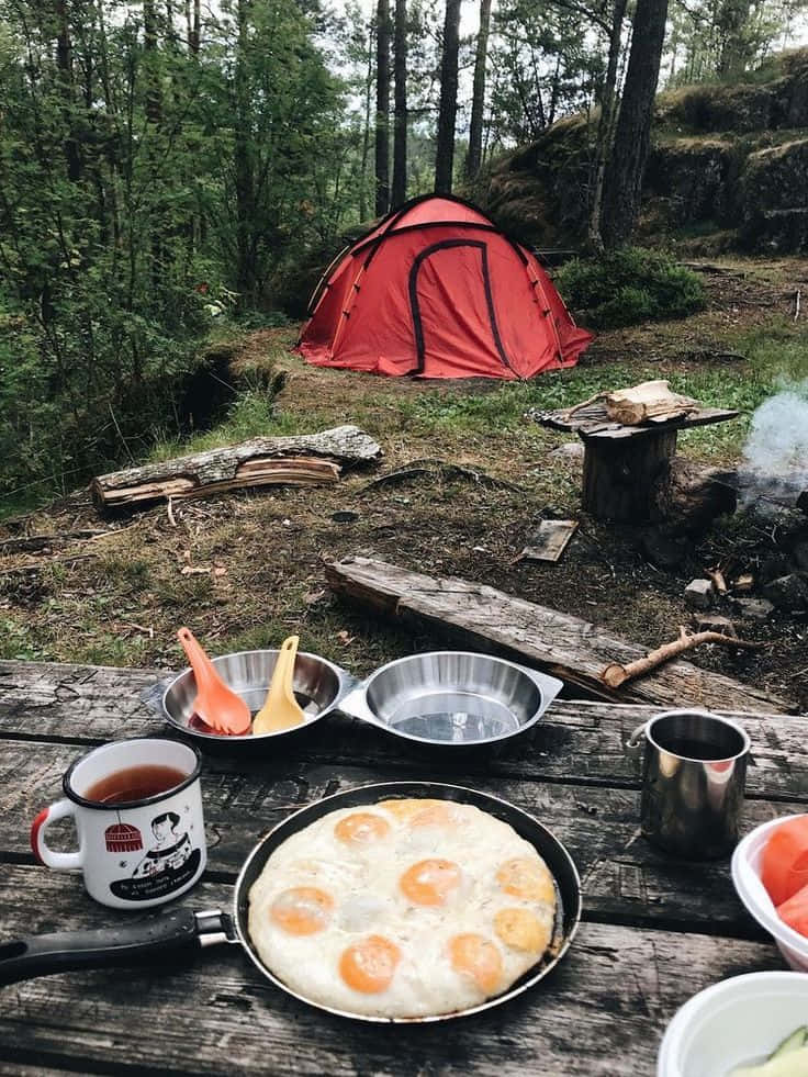 Isang mapayapang winter campsite sa ilalim ng maluwalang gabi Wallpaper