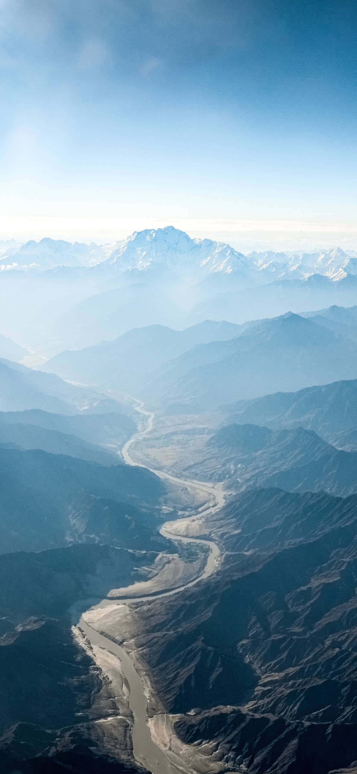 Isang maringal na tanawin ng nababalukang ng niyebe na Himalayas Wallpaper