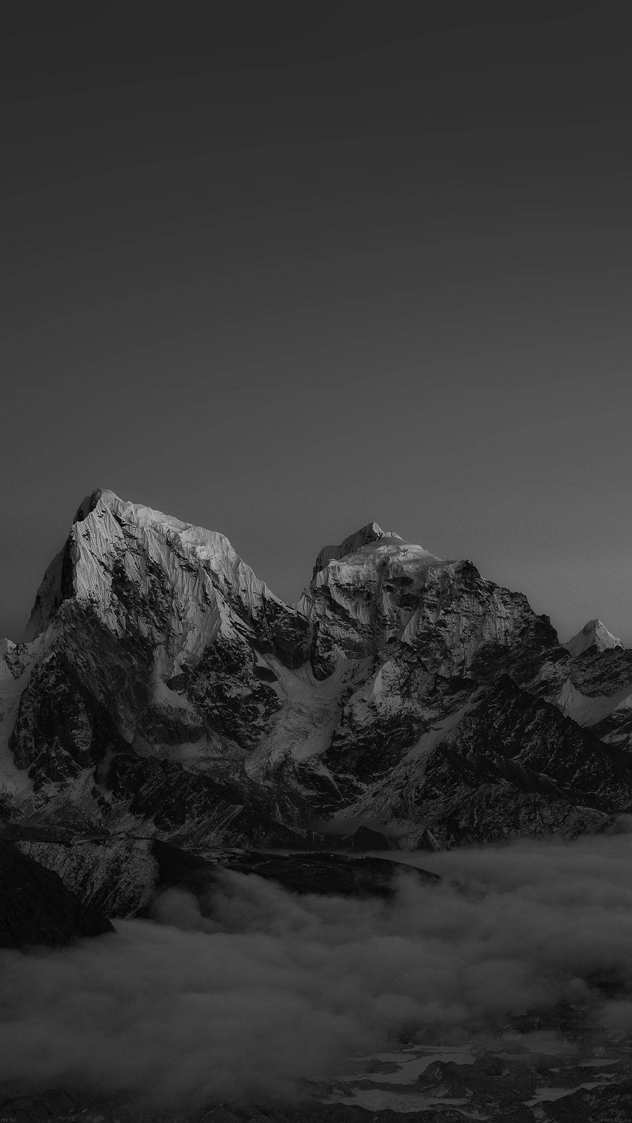 Isang maringal na tuktok ng bundok sa monochrome. Wallpaper