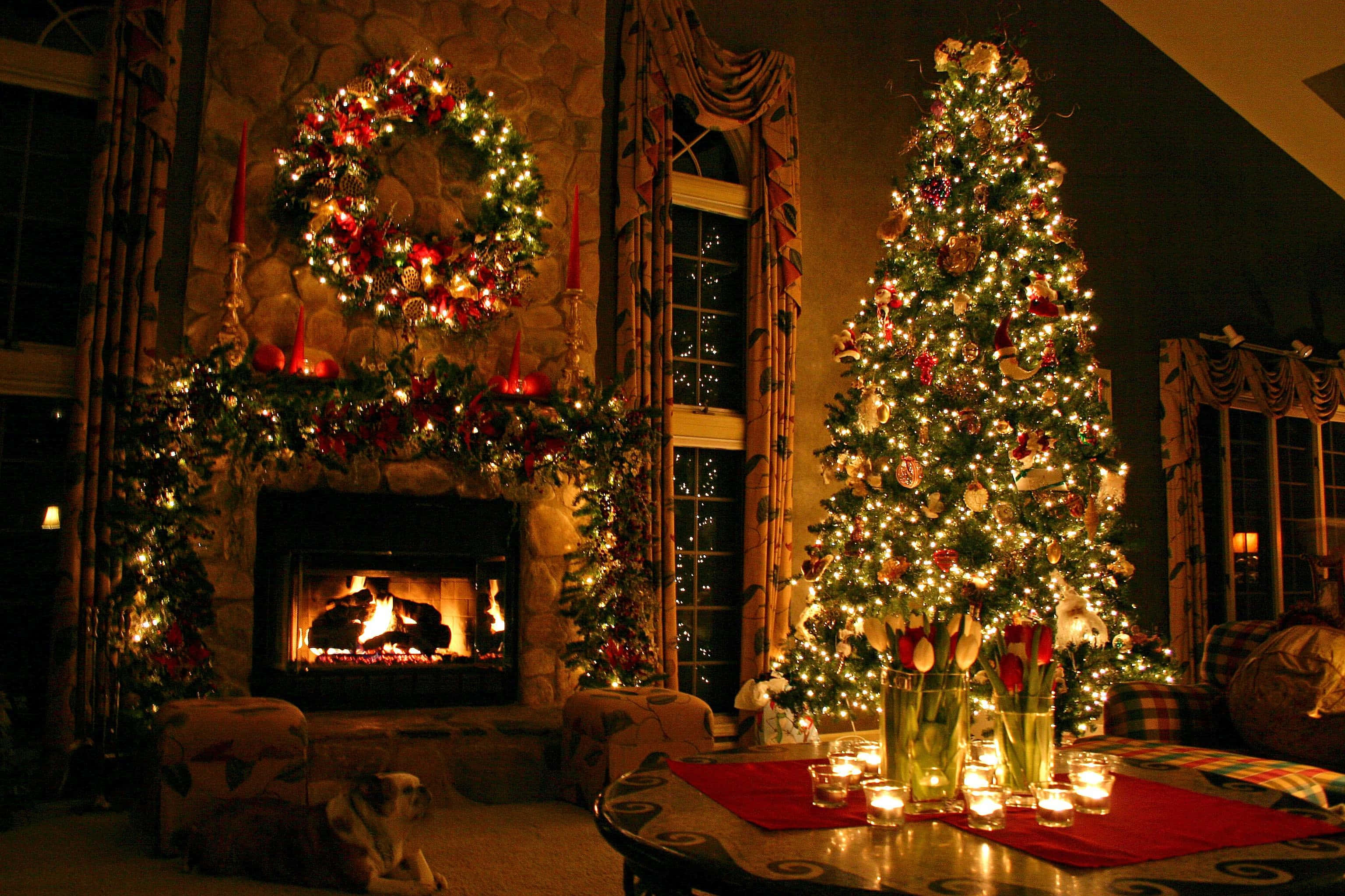 Isang masiglang Christmas Tree na pinalamutian ng makukulay na ilaw, palamuti at mga regalo sa ilalim. Wallpaper