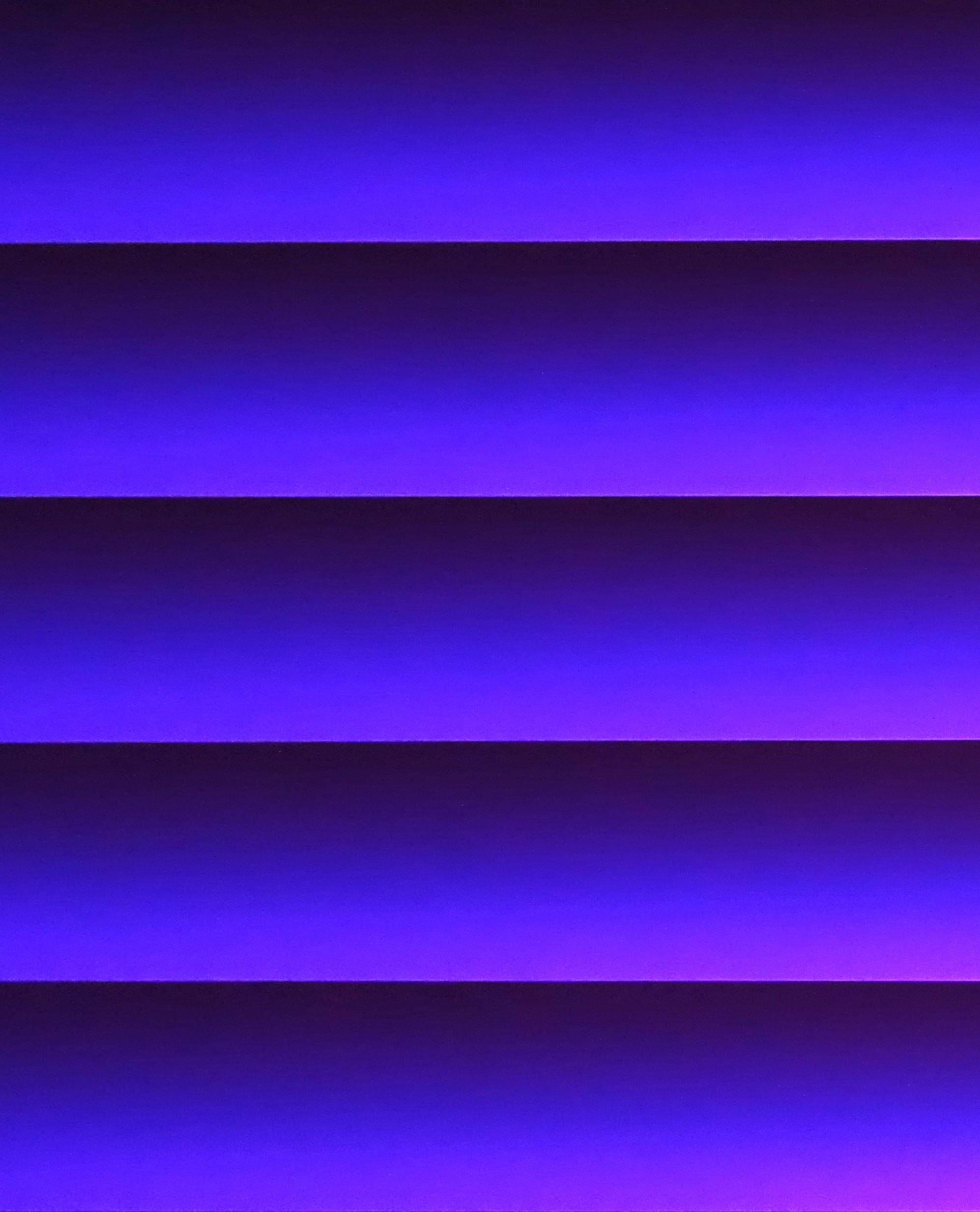 Isang masiglang na striped gradient na nagpapakita ng mga shade ng purple Wallpaper