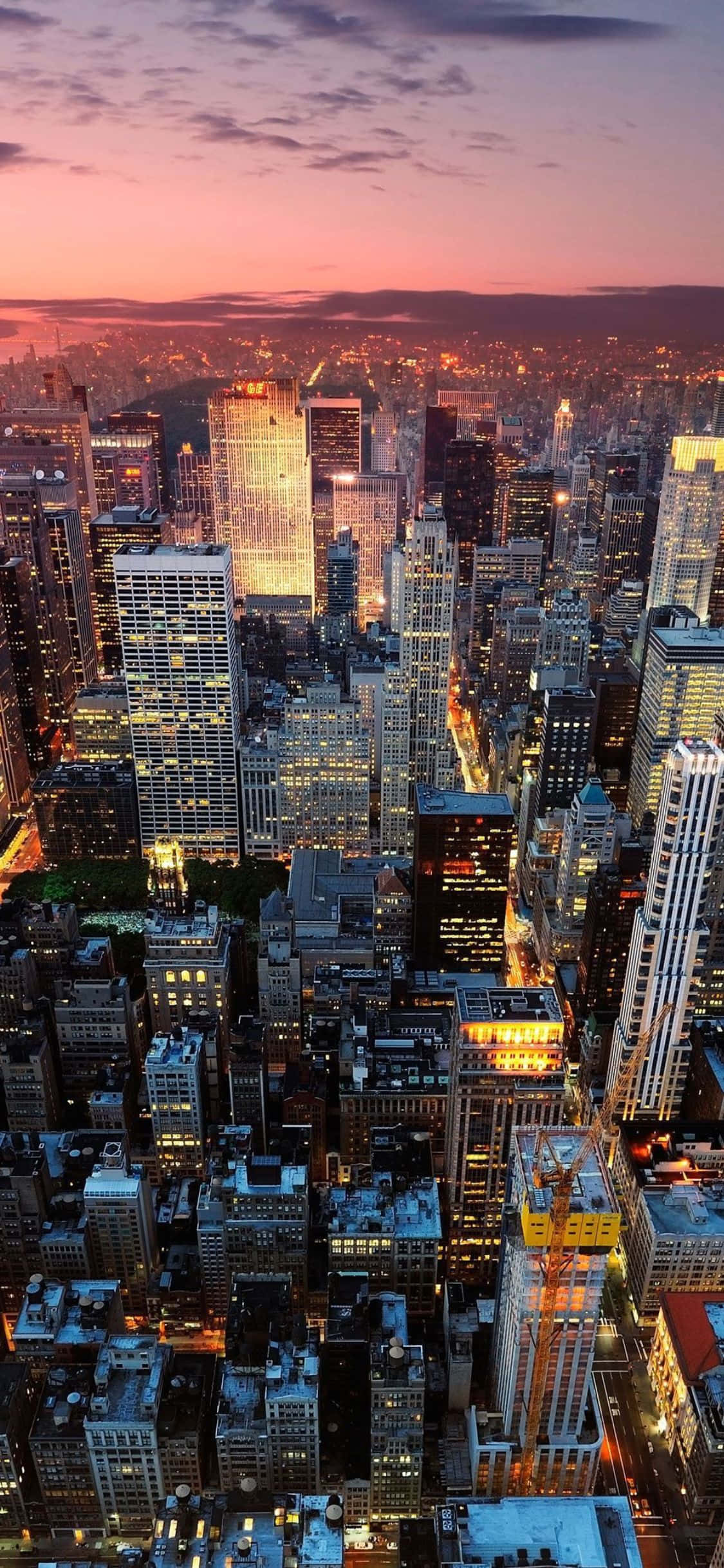 Isang maulap at foggy skyline ng New York City na nakikita sa pamamagitan ng isang iPhone X Wallpaper